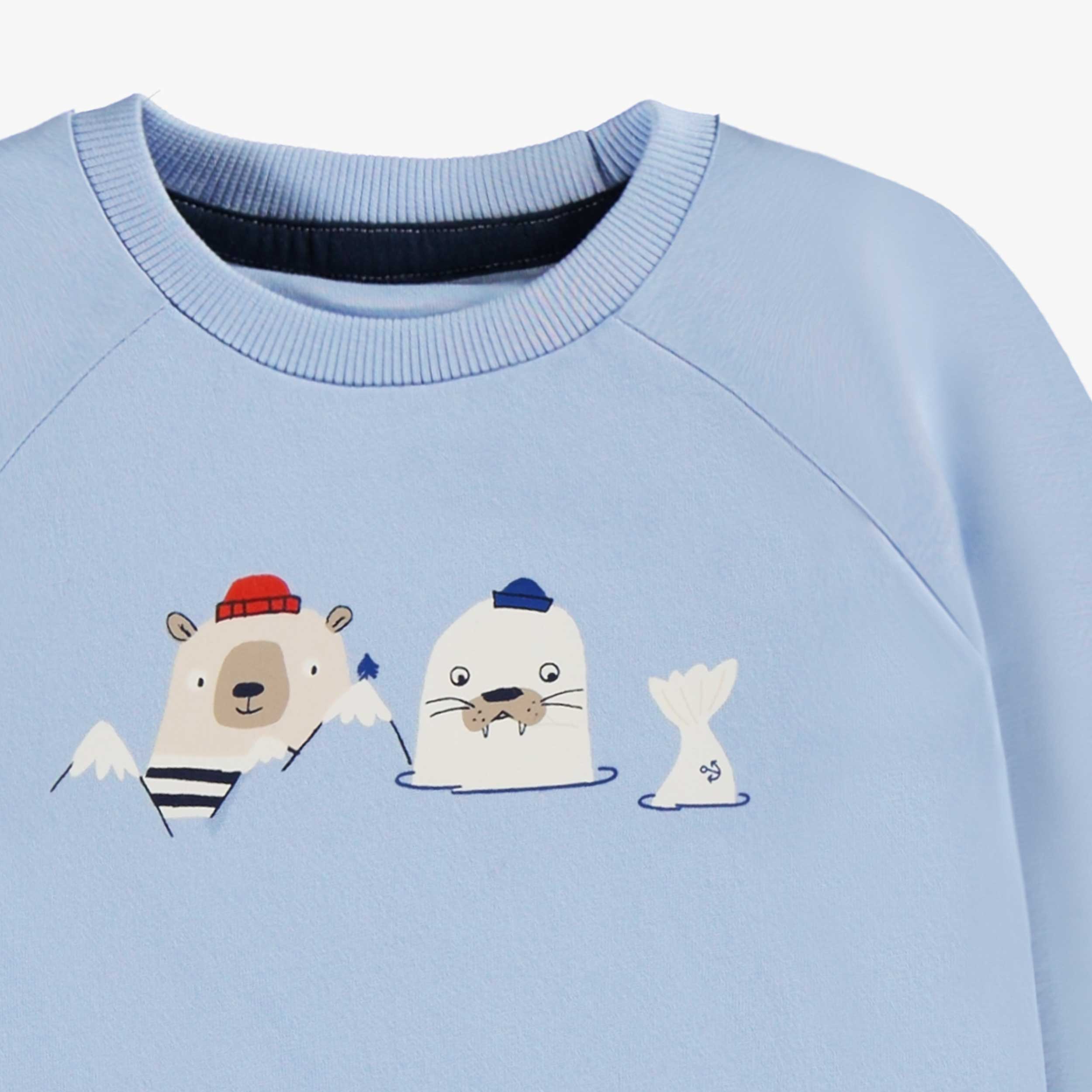 Zoom détails du t-shirt bleu avec illustrations, bébé