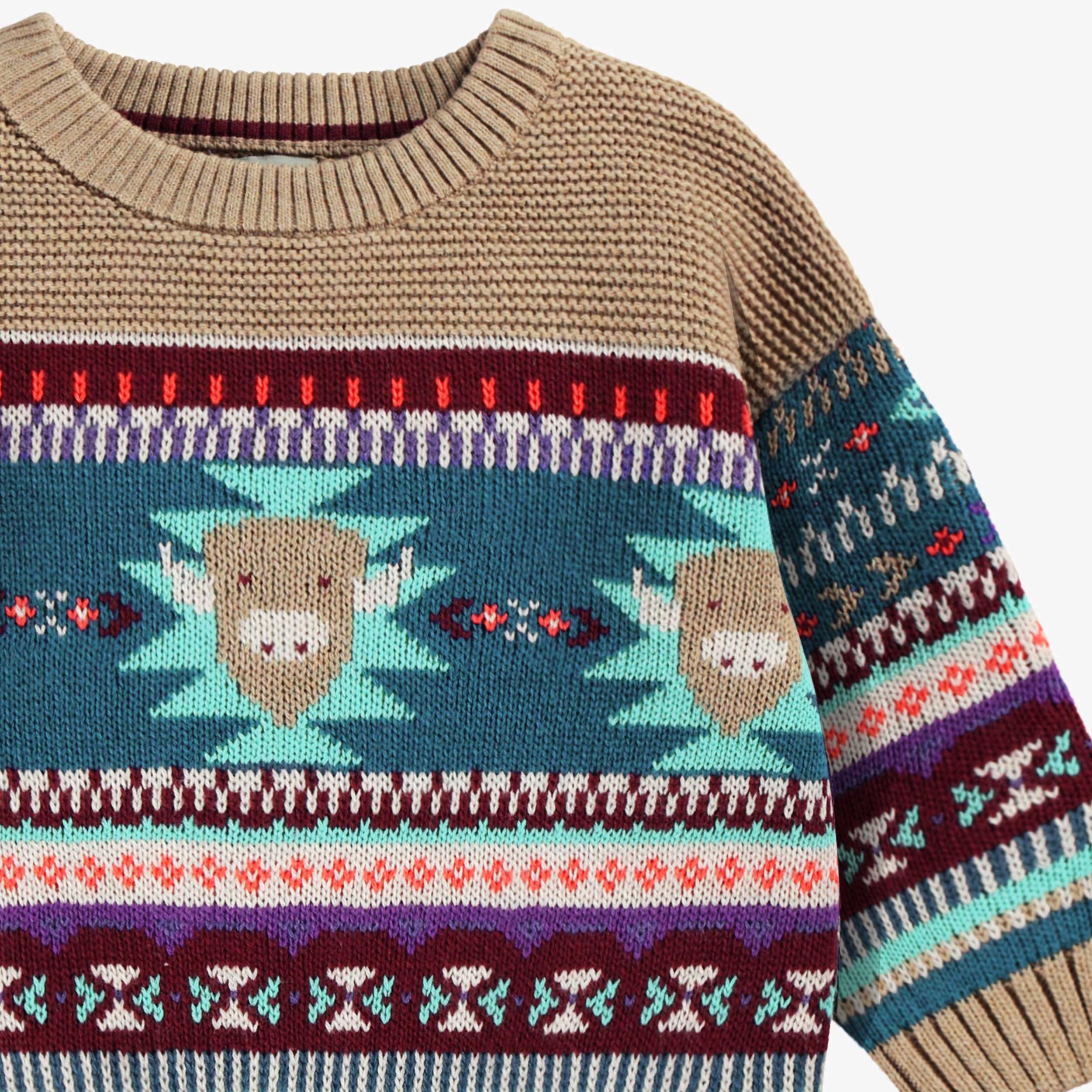 Zoom détails du chandail beige en tricot avec motifs, bébé