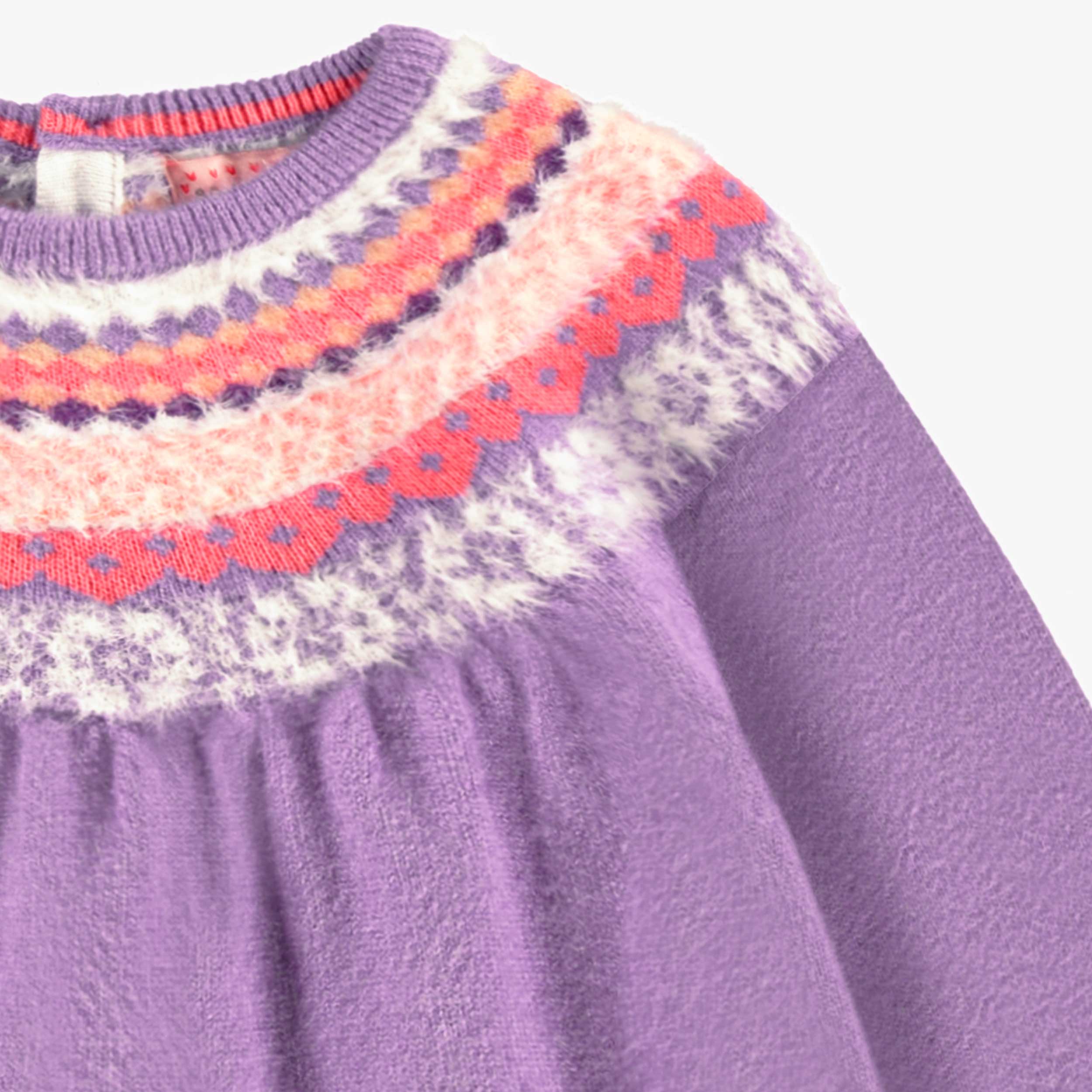 Zoom détails de la robe mauve en tricot avec motifs, bébé