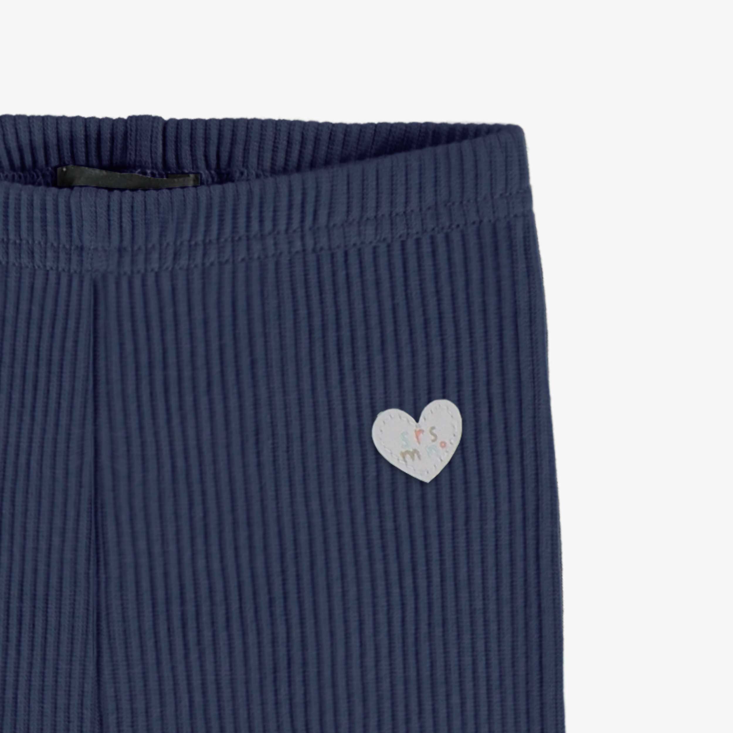 Zoom détails du legging bleu marine en tricot côtelé, bébé