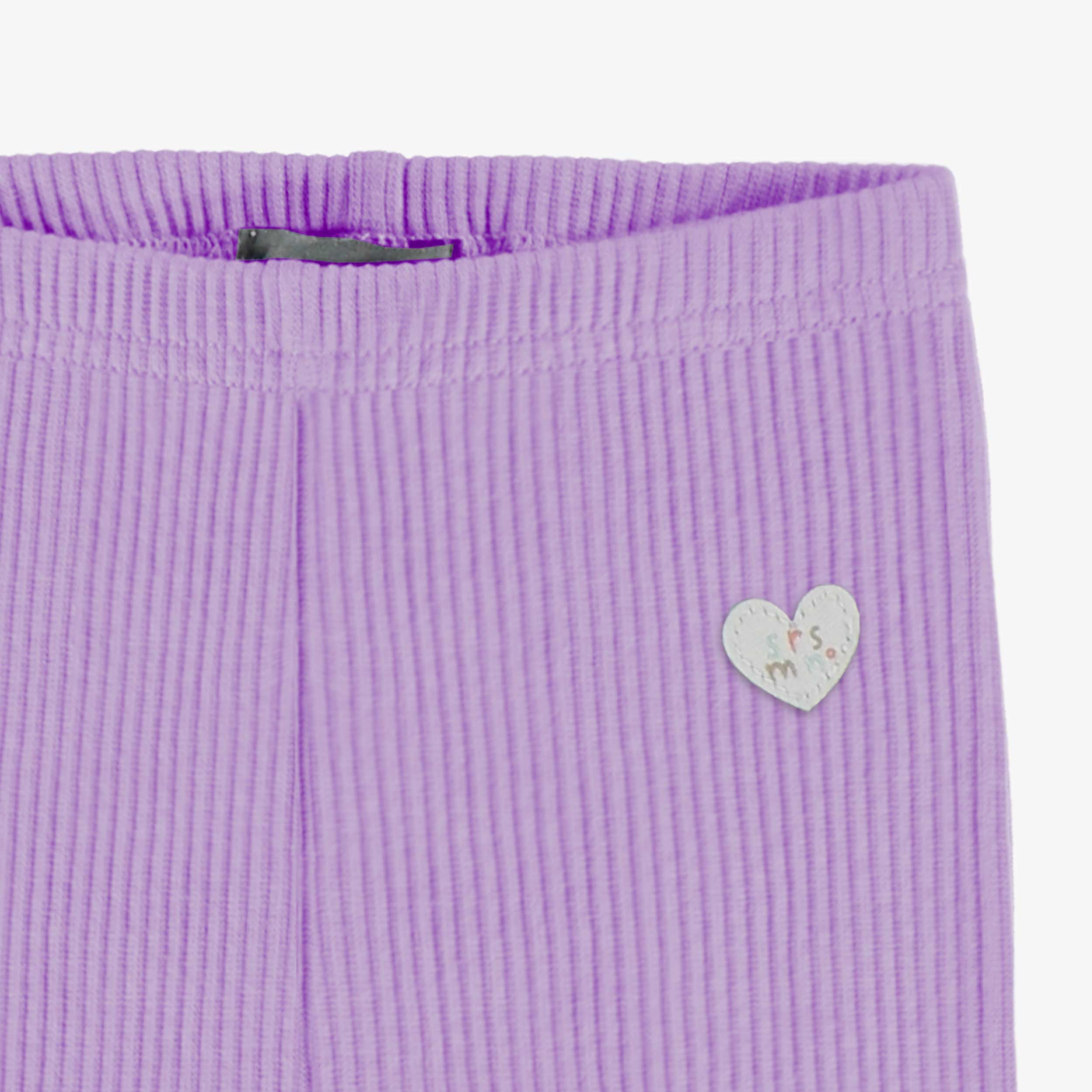 Zoom détails du legging violet en tricot côtelé, bébé