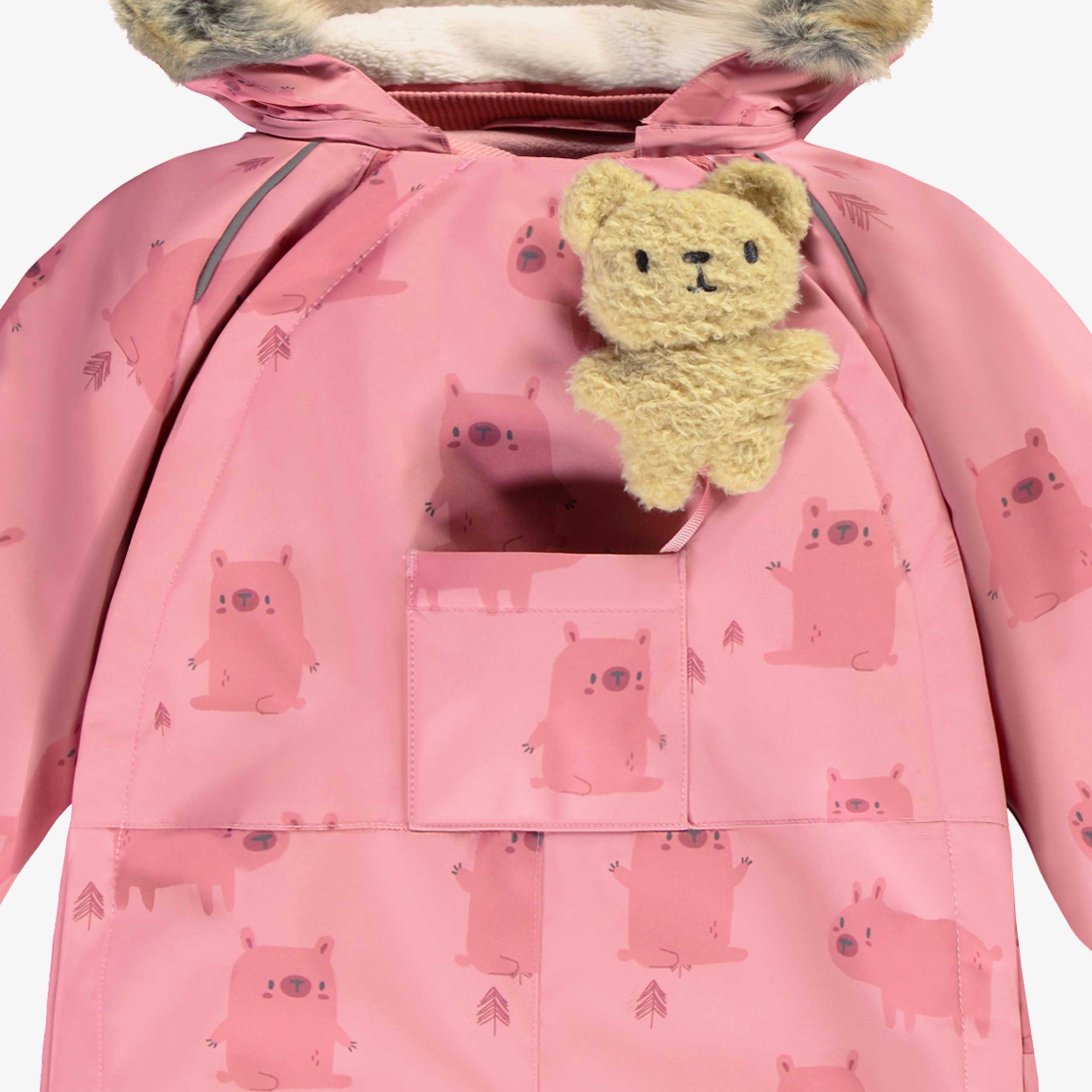 Zoom détails de l'habit de neige une pièce rose avec motifs, bébé