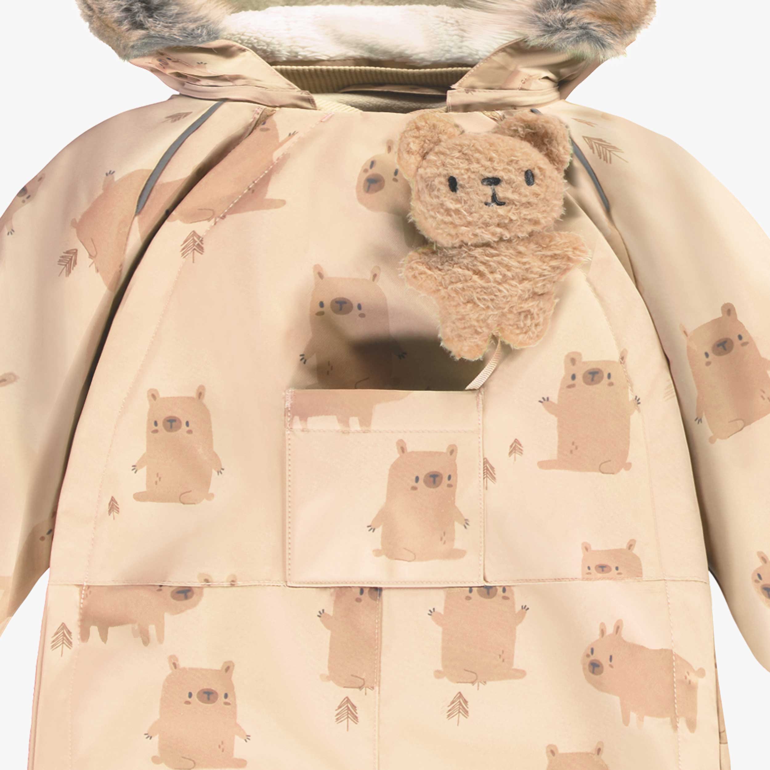 Zoom détails de l'habit de neige une pièce crème avec motifs, bébé