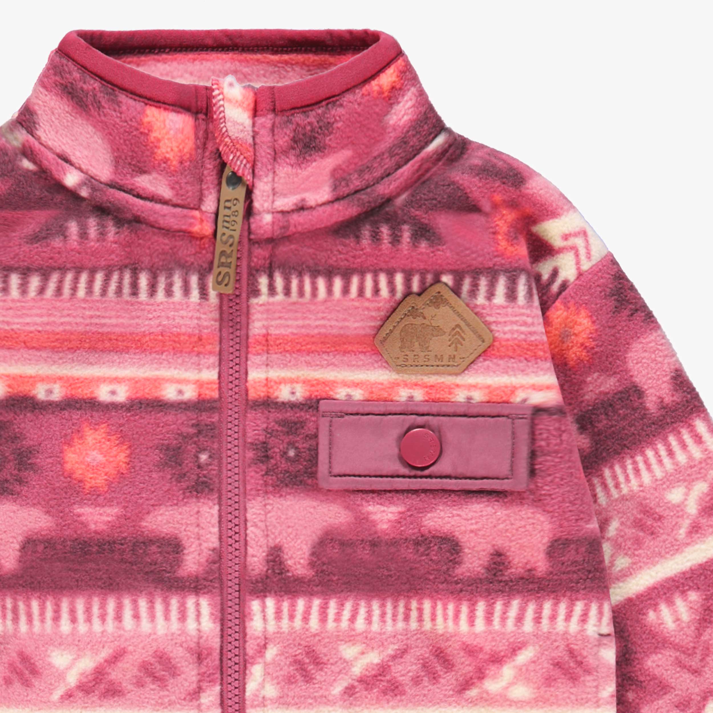 Zoom détails de la veste rose en polar avec motifs, bébé
