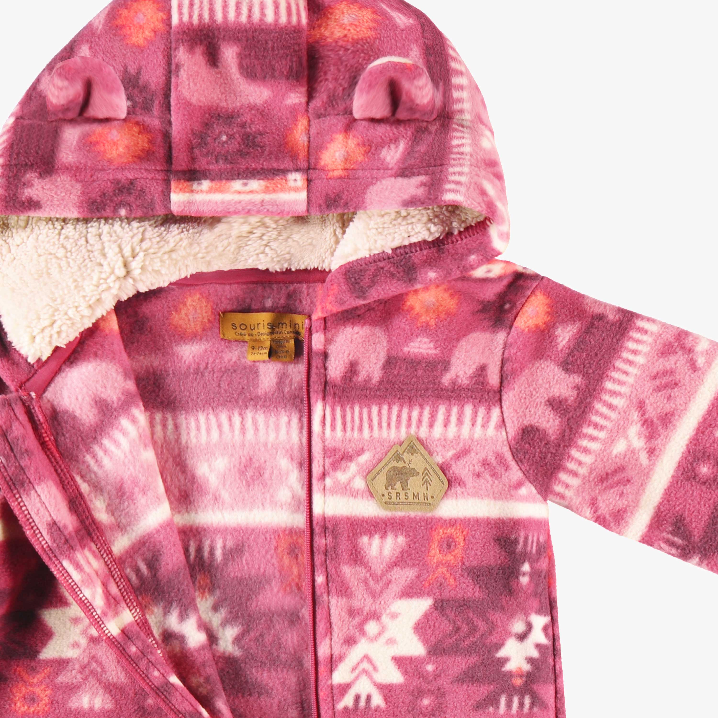 Zoom détails de l'une-pièce rose en polar avec motifs, bébé