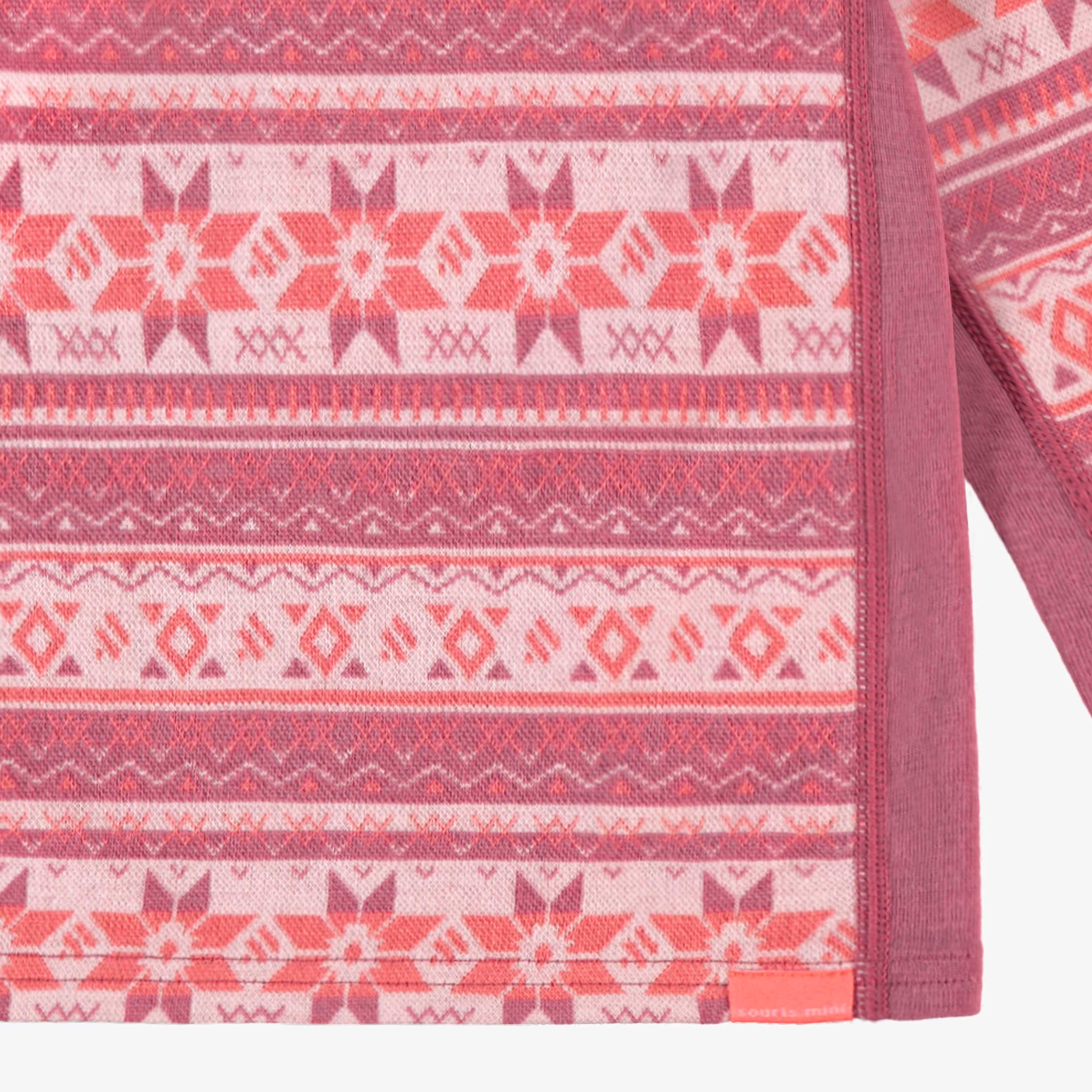 Zoom détails du chandail rose en laine mérinos avec motifs jacquard, bébé