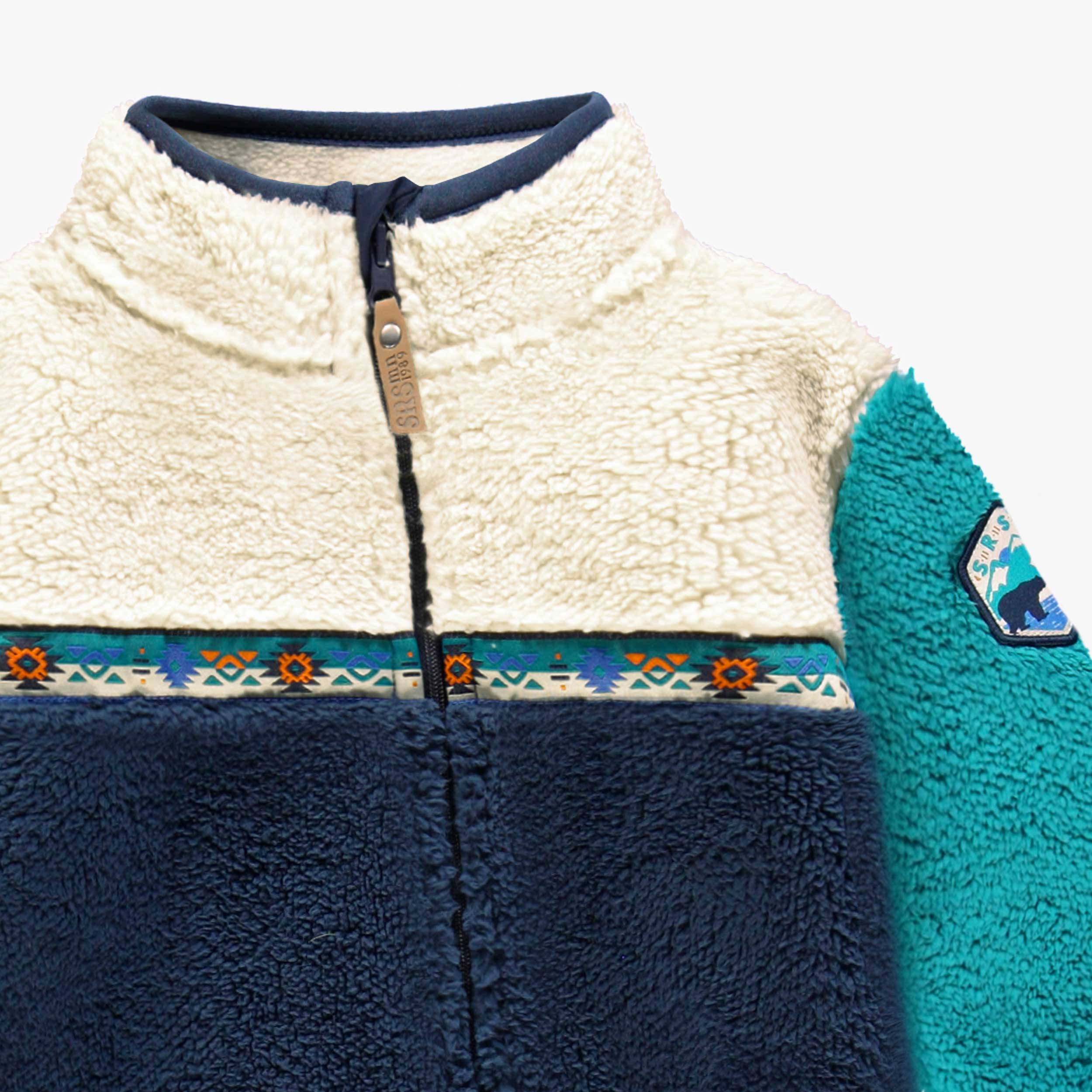 Zoom du une pièce bleu en peluche, bébé