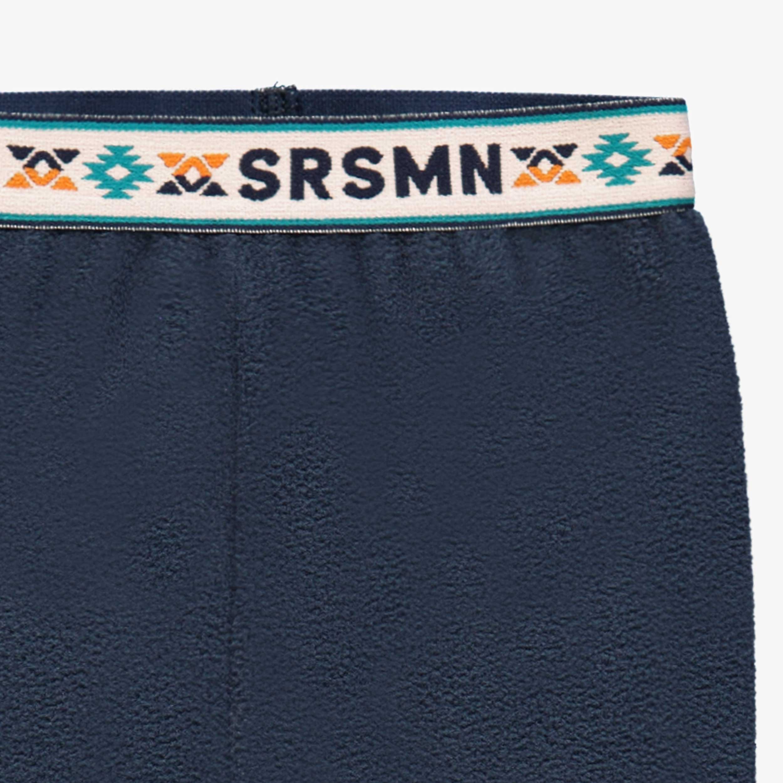 Zoom détails du pantalon bleu en polar, bébé