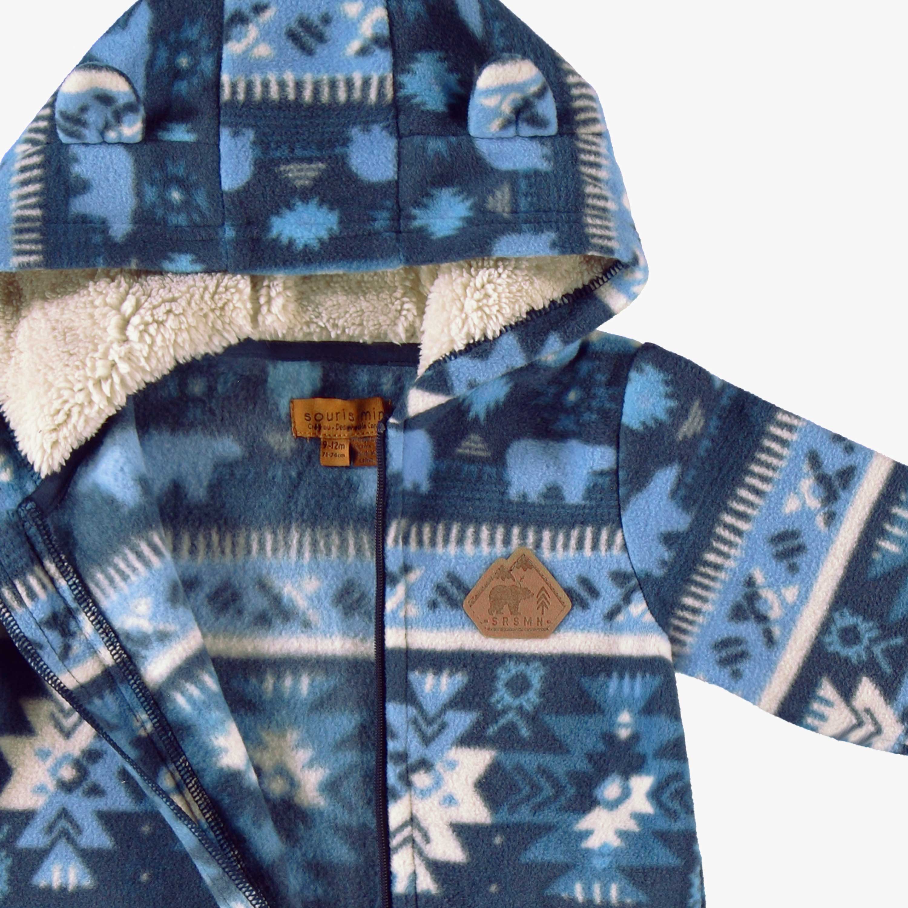 Zoom détails de l'une-pièce bleu en polar avec motifs, bébé