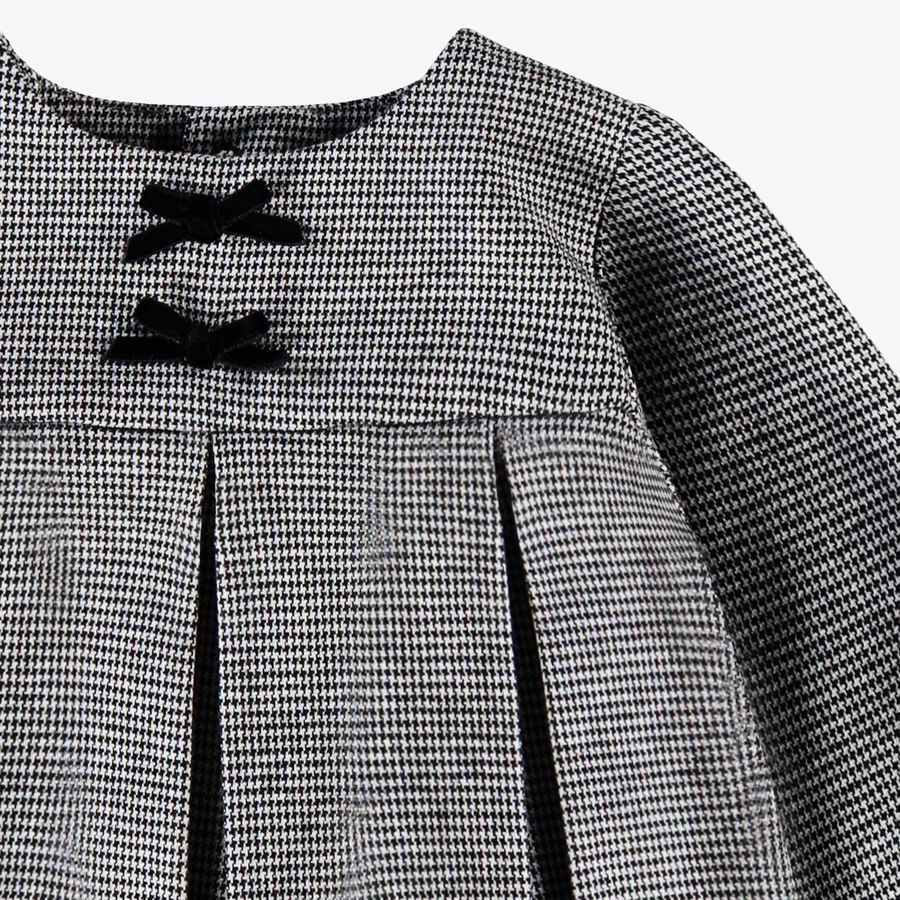 Zoom détails de la robe à motif pied-de-poule, bébé