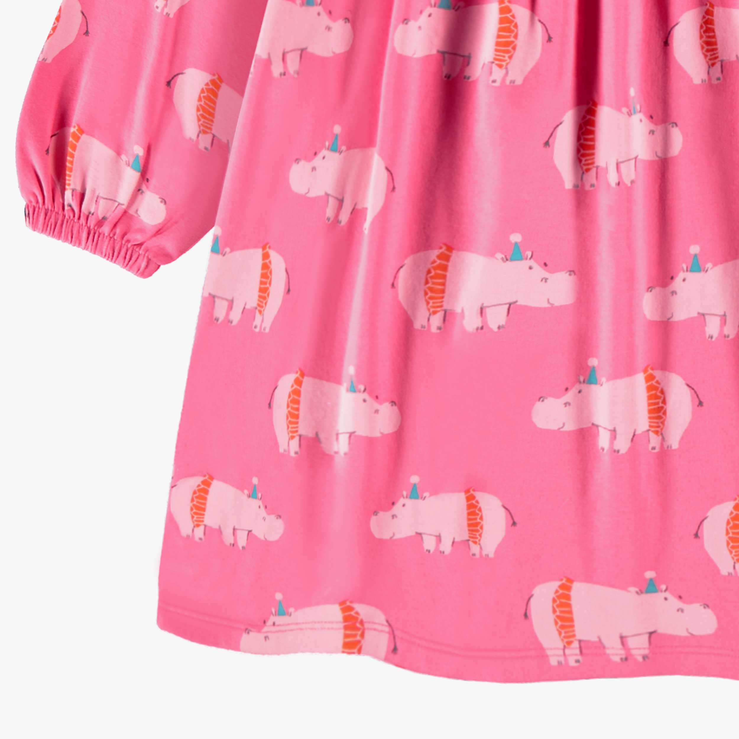 Zoom de l'illustration de la robe rose à motifs d’hippopotames, enfant