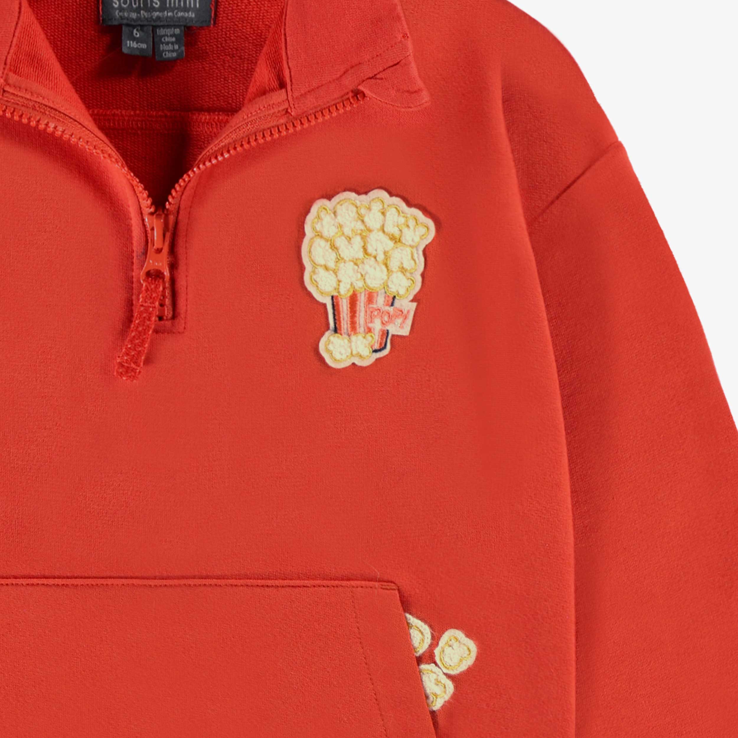 Détail écusson du chandail rouge en coton français, enfant