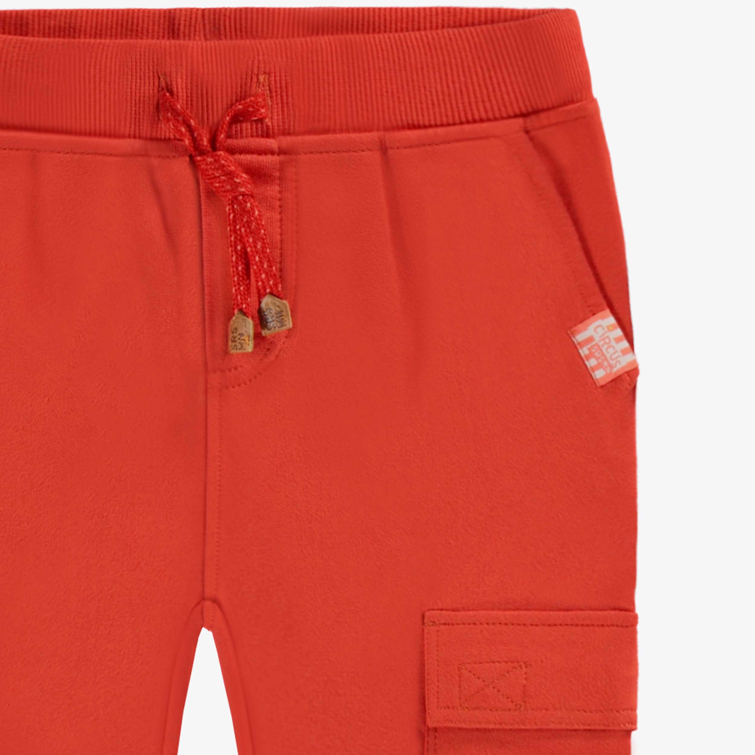 Zoom détails du pantalon rouge style jogger, enfant