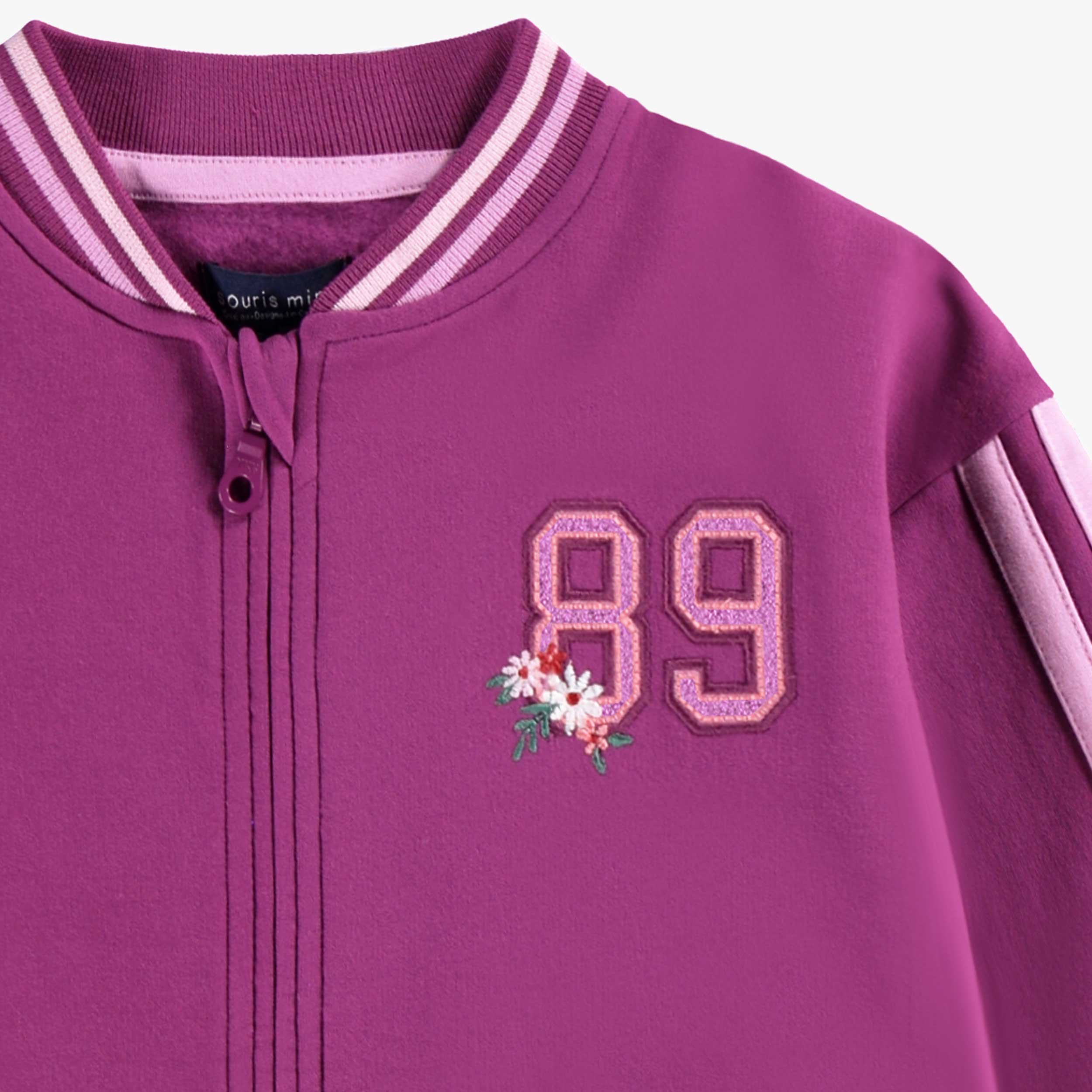 Détails de la veste mauve avec broderie, enfant