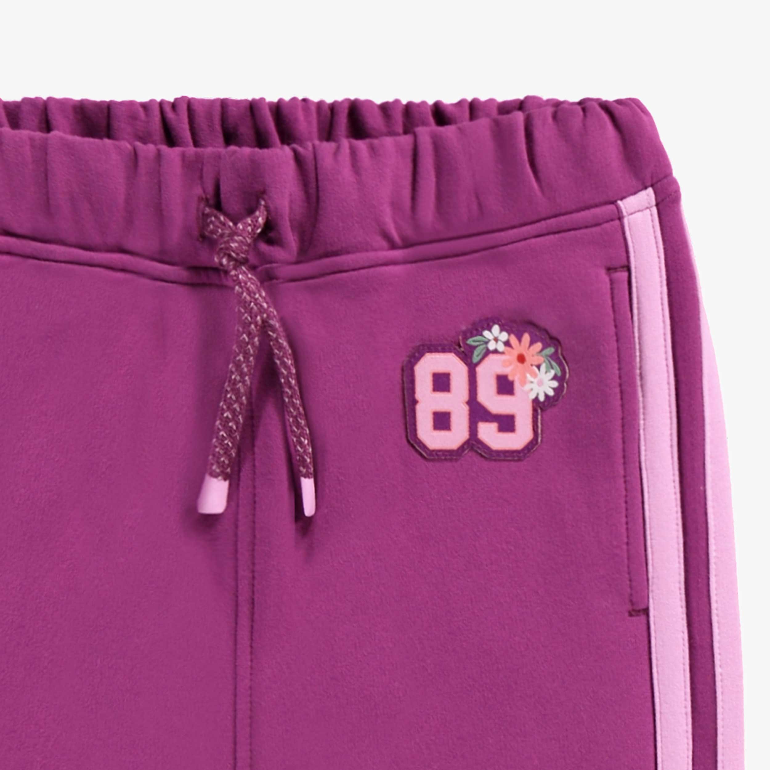 Zoom détails du pantalon mauve style jogger, enfant