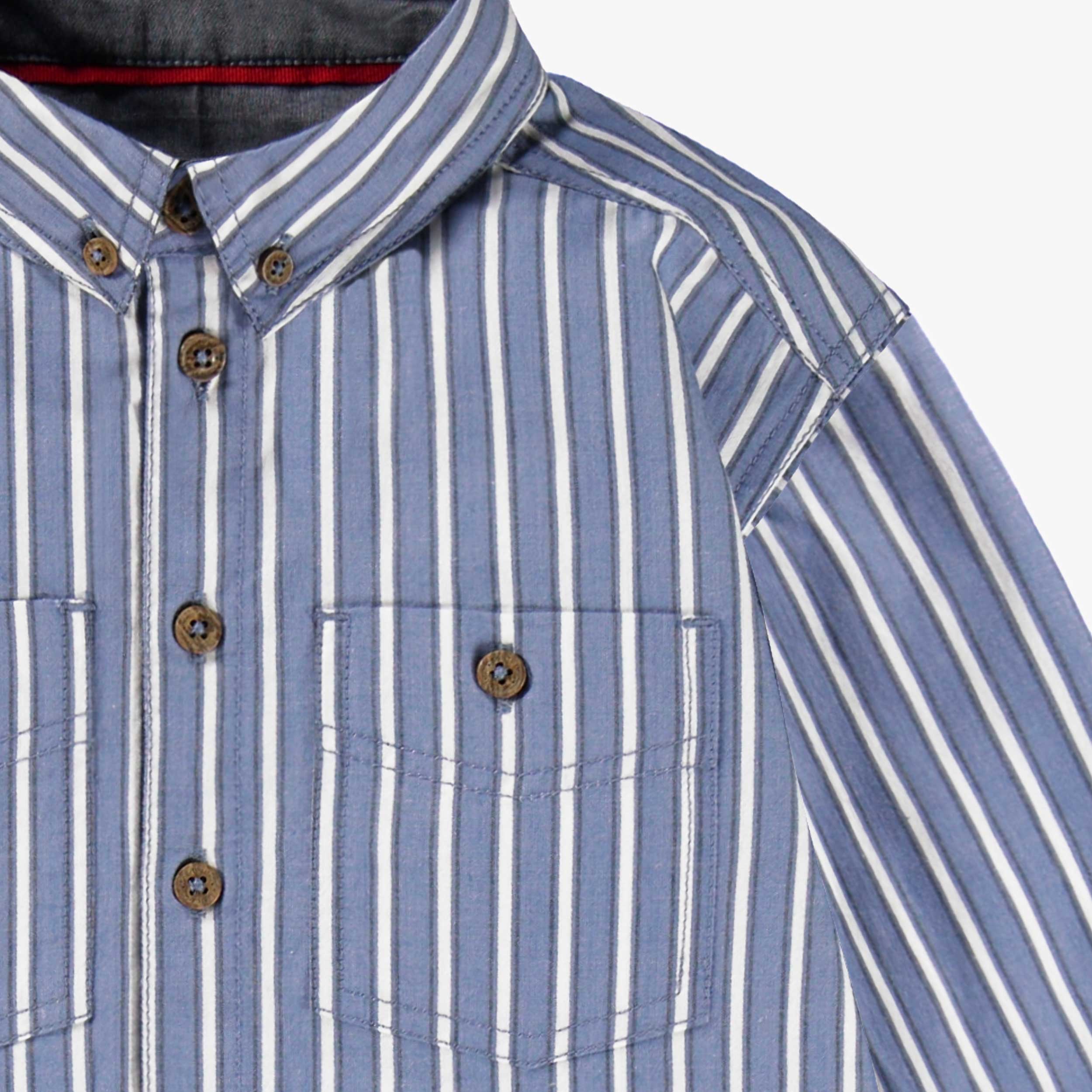 Zoom détails de la chemise bleue à rayures, enfant