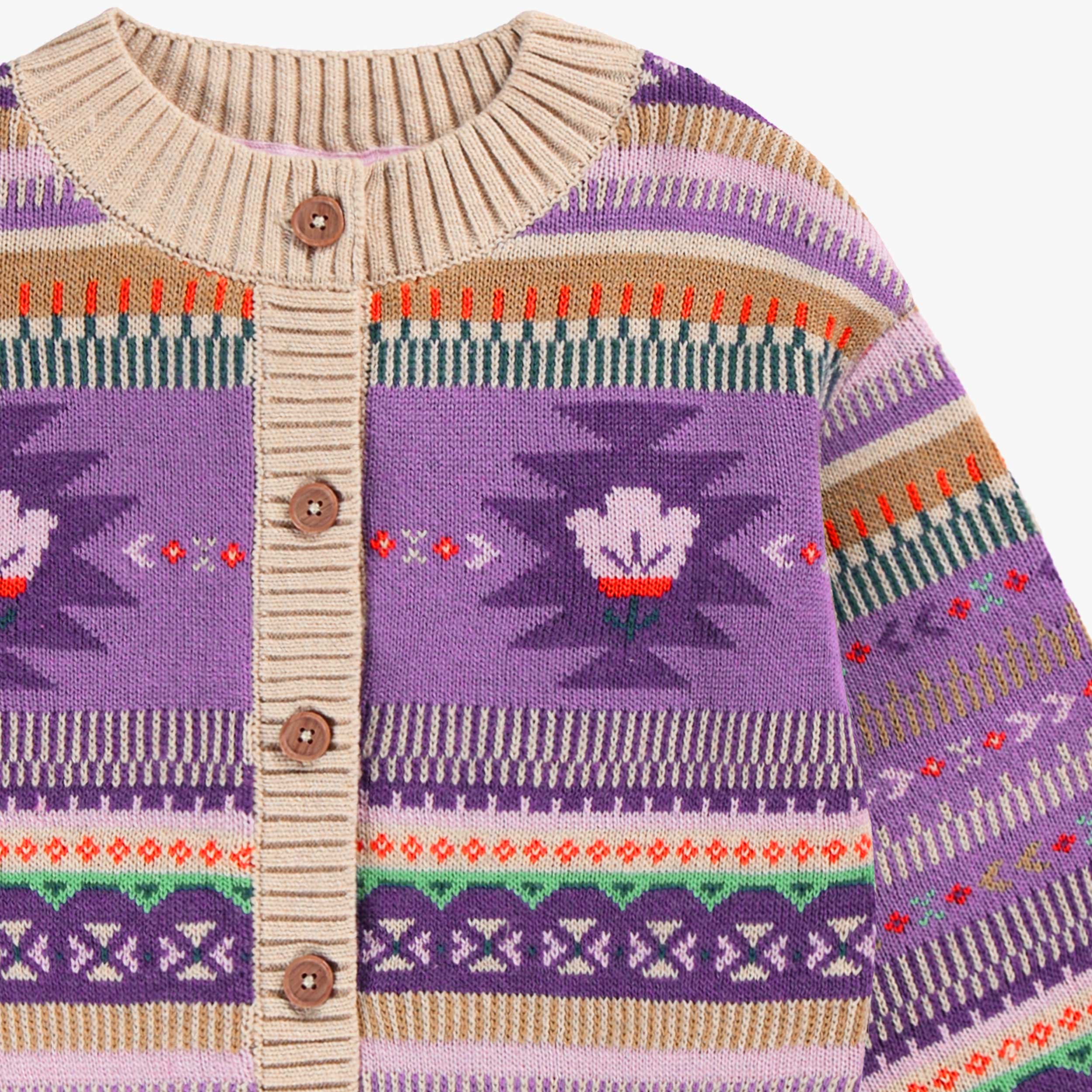 Zoom détails du cardigan beige et mauve en tricot avec motifs, enfant