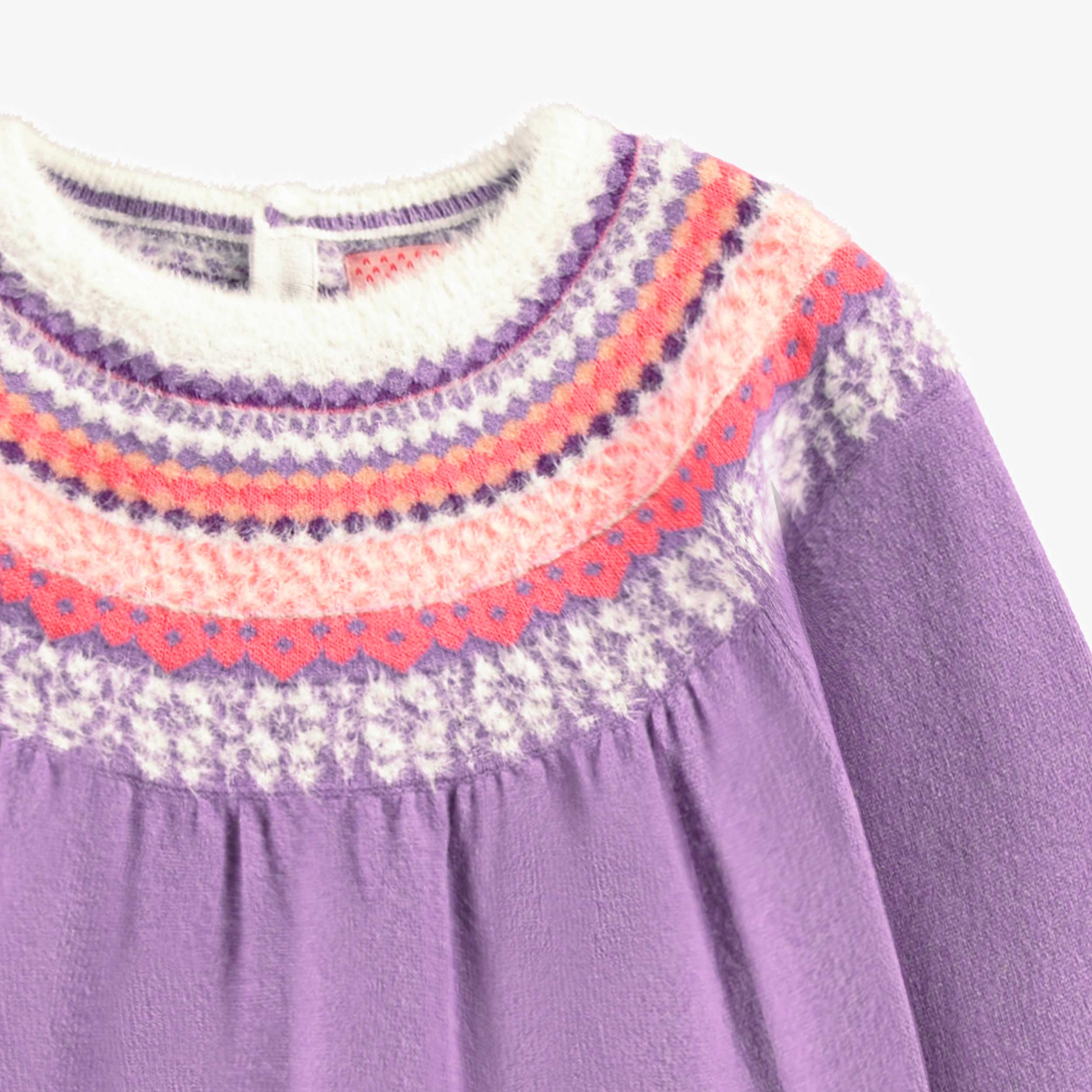 Zoom détails de la robe mauve en tricot avec motifs, enfant
