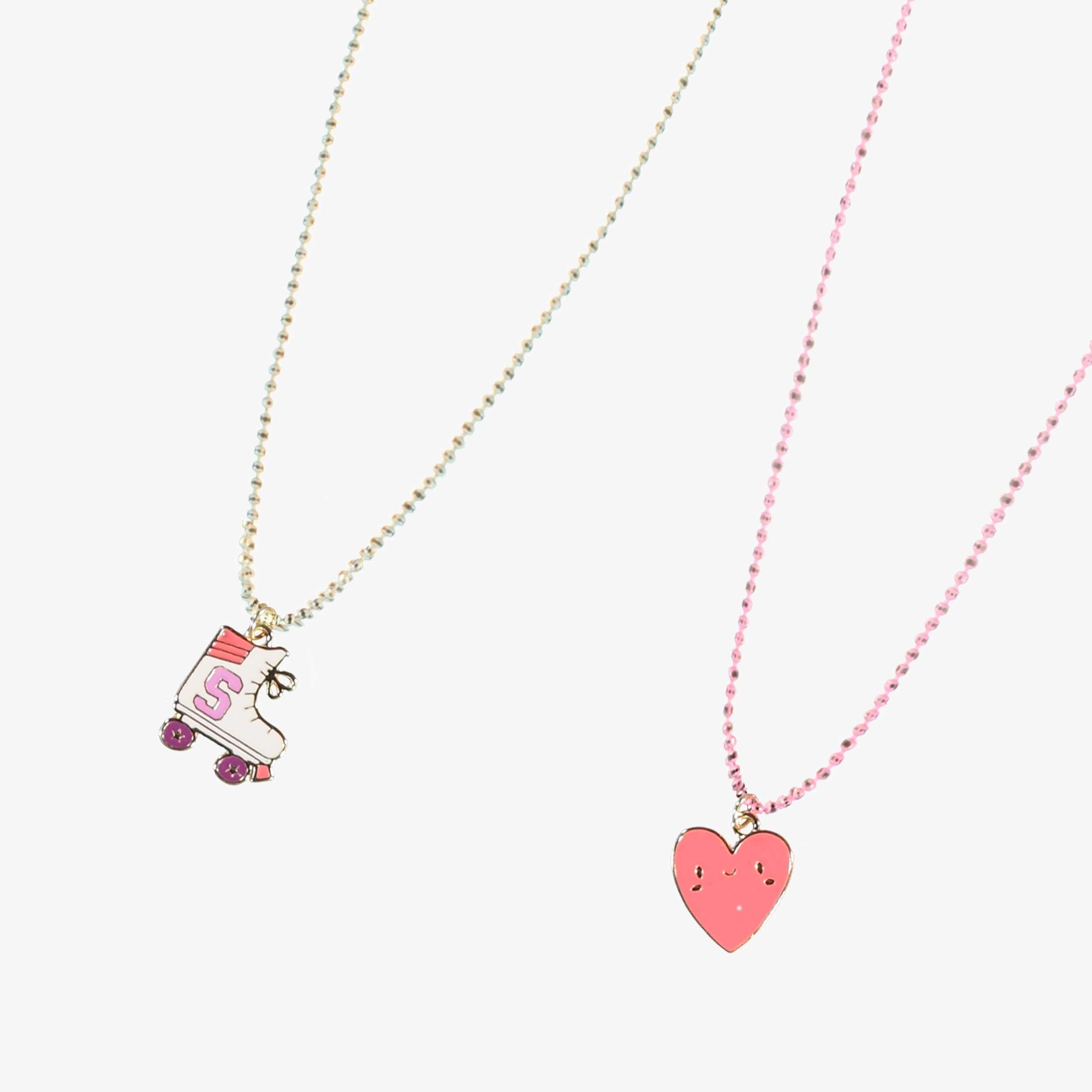 Zoom détails du duo de colliers cœur et patin à roues alignées, enfant