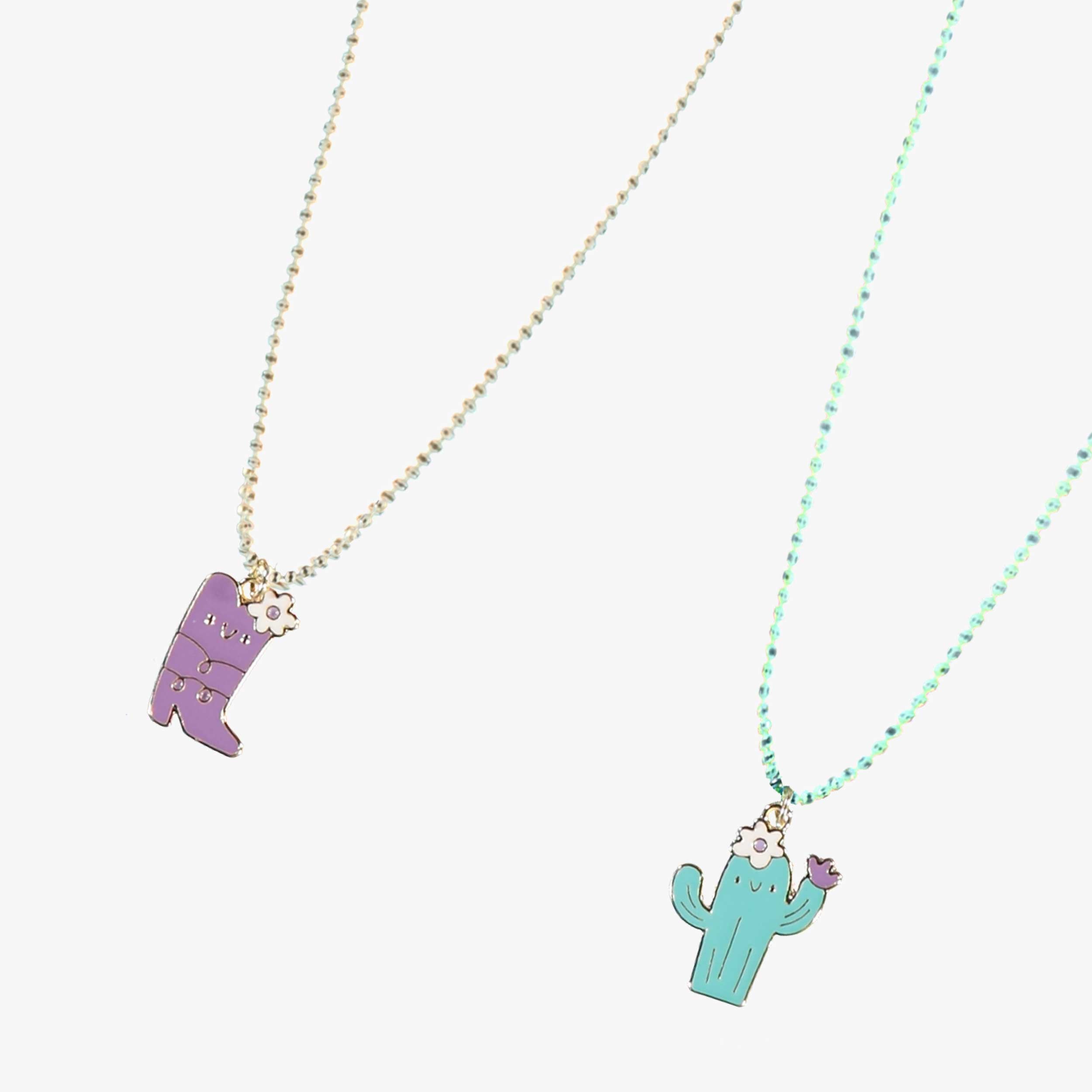 Zoom détails du duo de colliers cactus et botte de cowboy, enfant