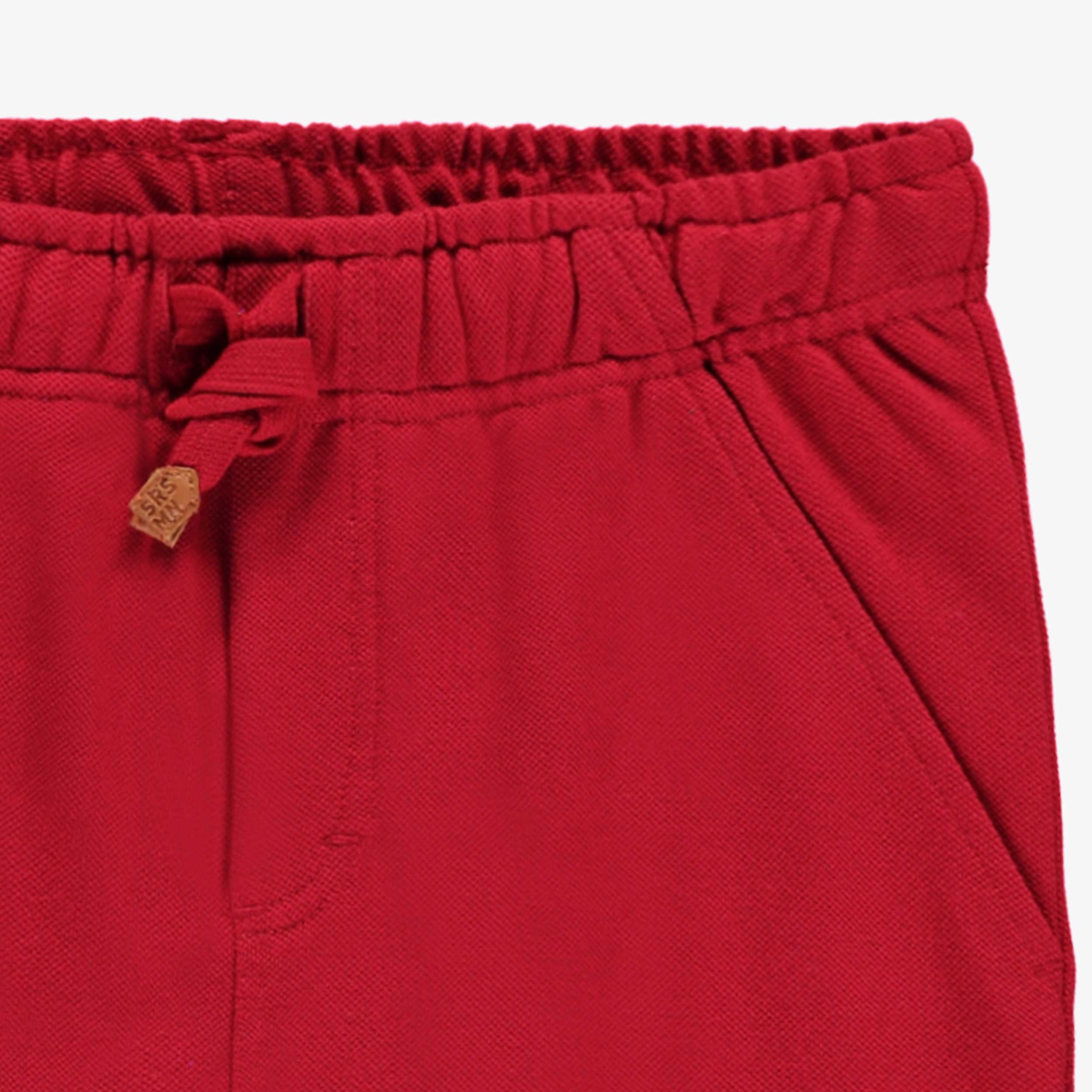 Zoom détails du pantalon rouge style jogger, enfant