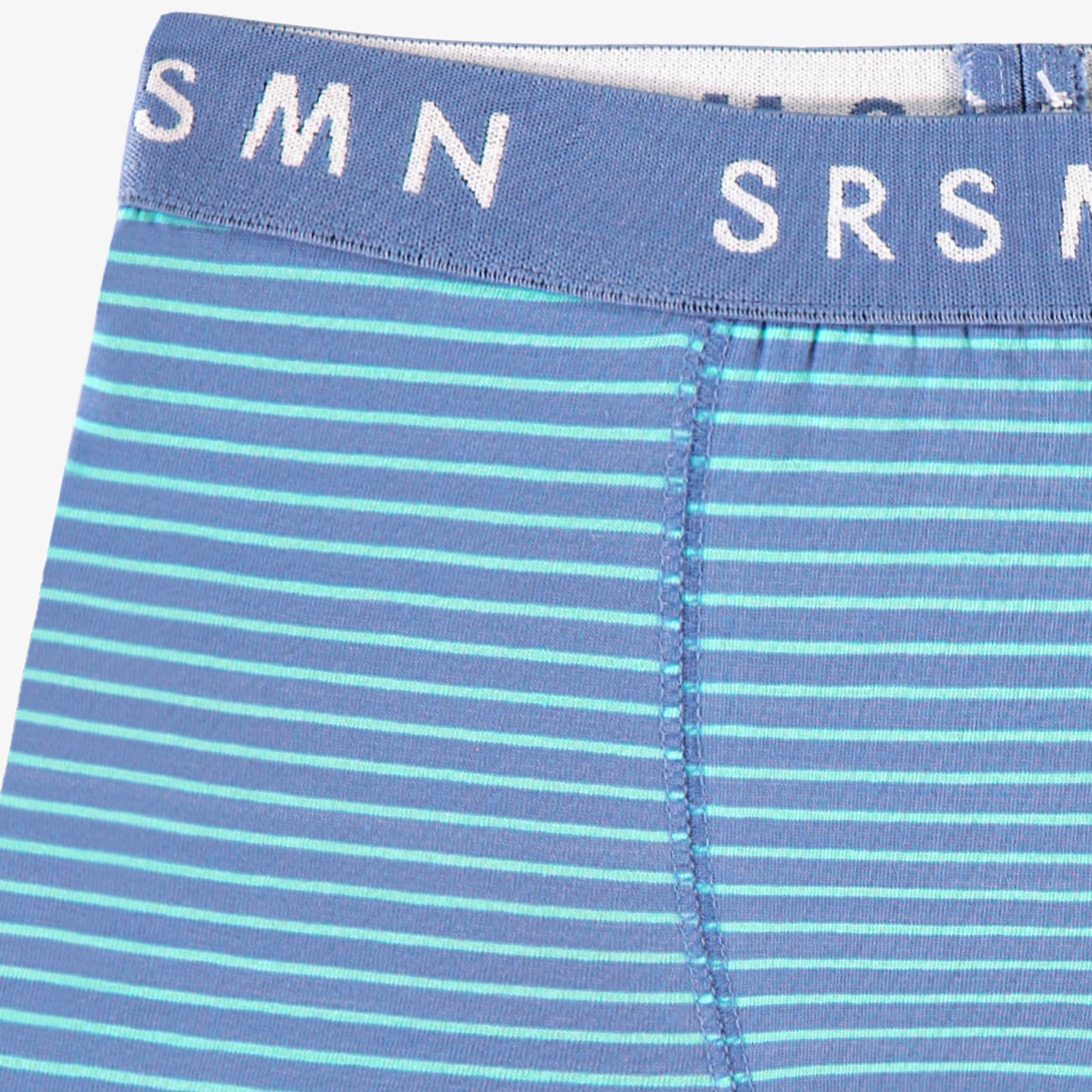 Zoom détails du boxer bleu à rayures, enfant