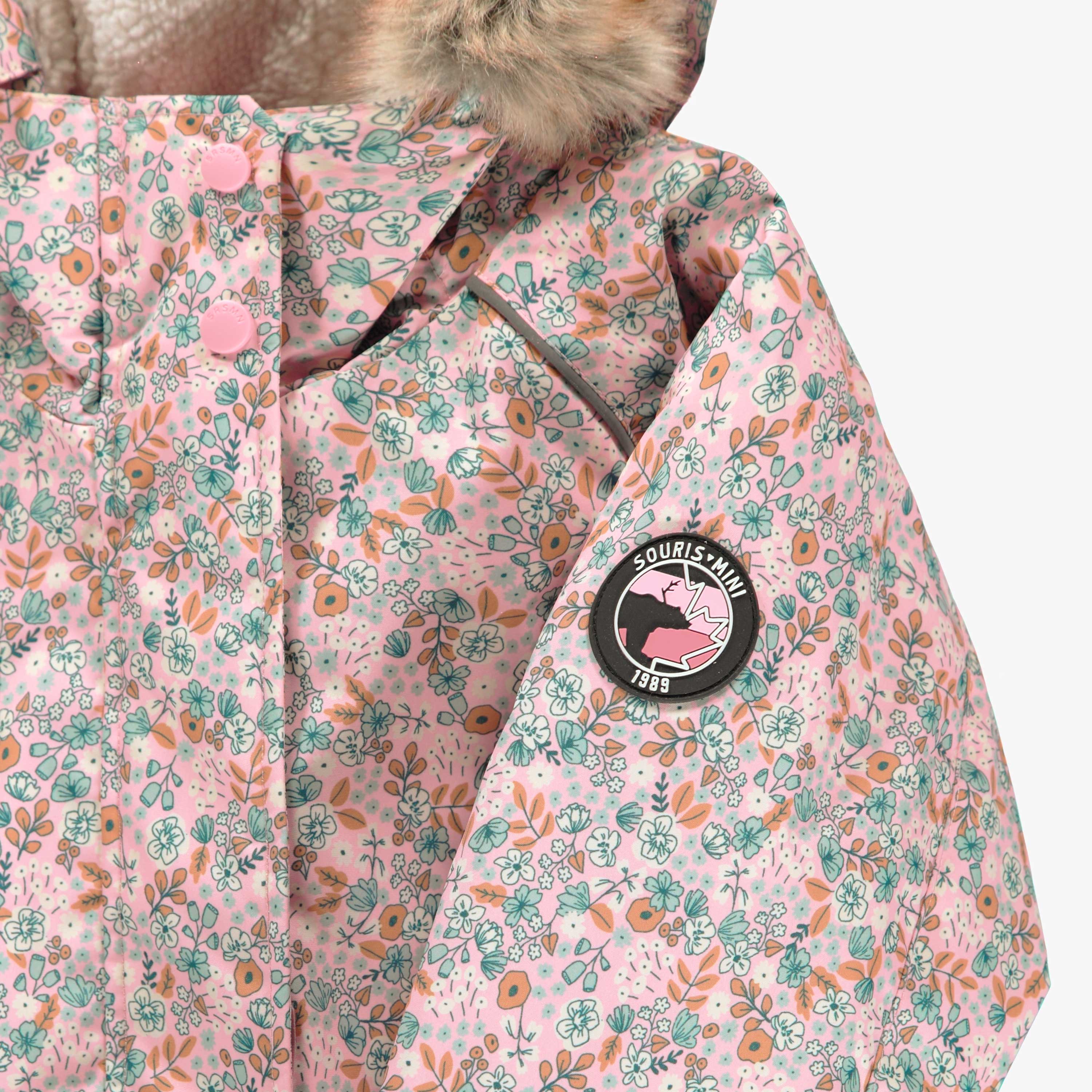 Zoom détails de l'habit de neige une pièce rose avec fleurs, enfant