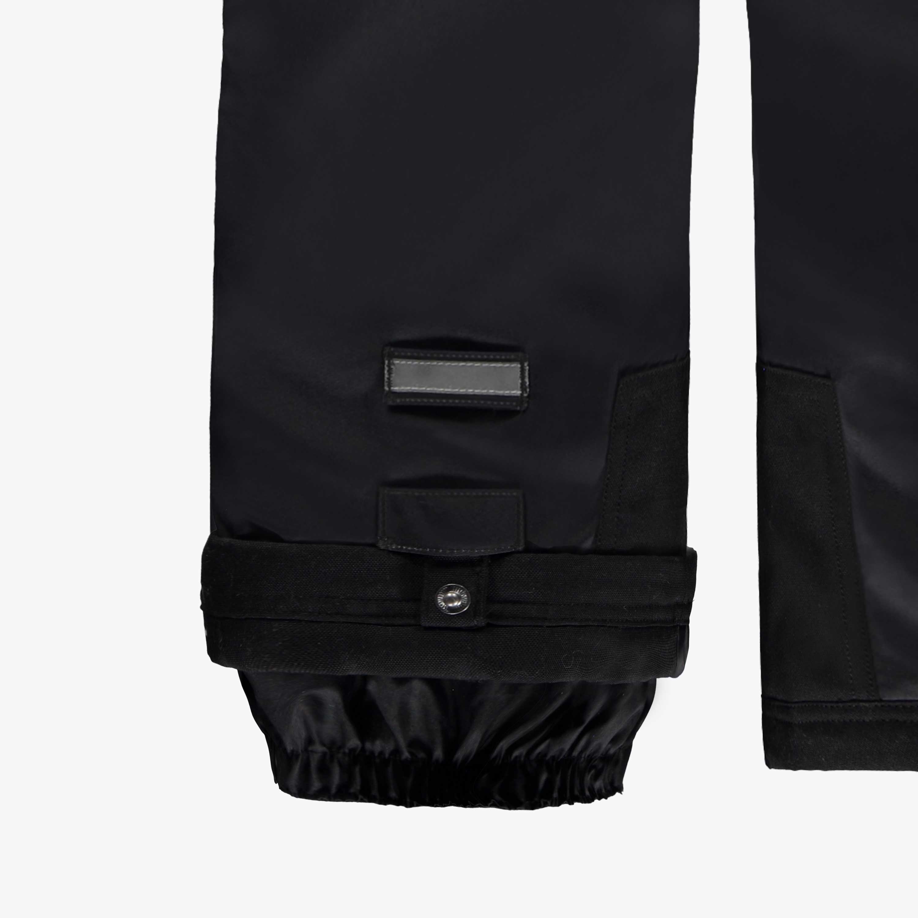 Zoom détails de la salopette d’hiver noire, enfant