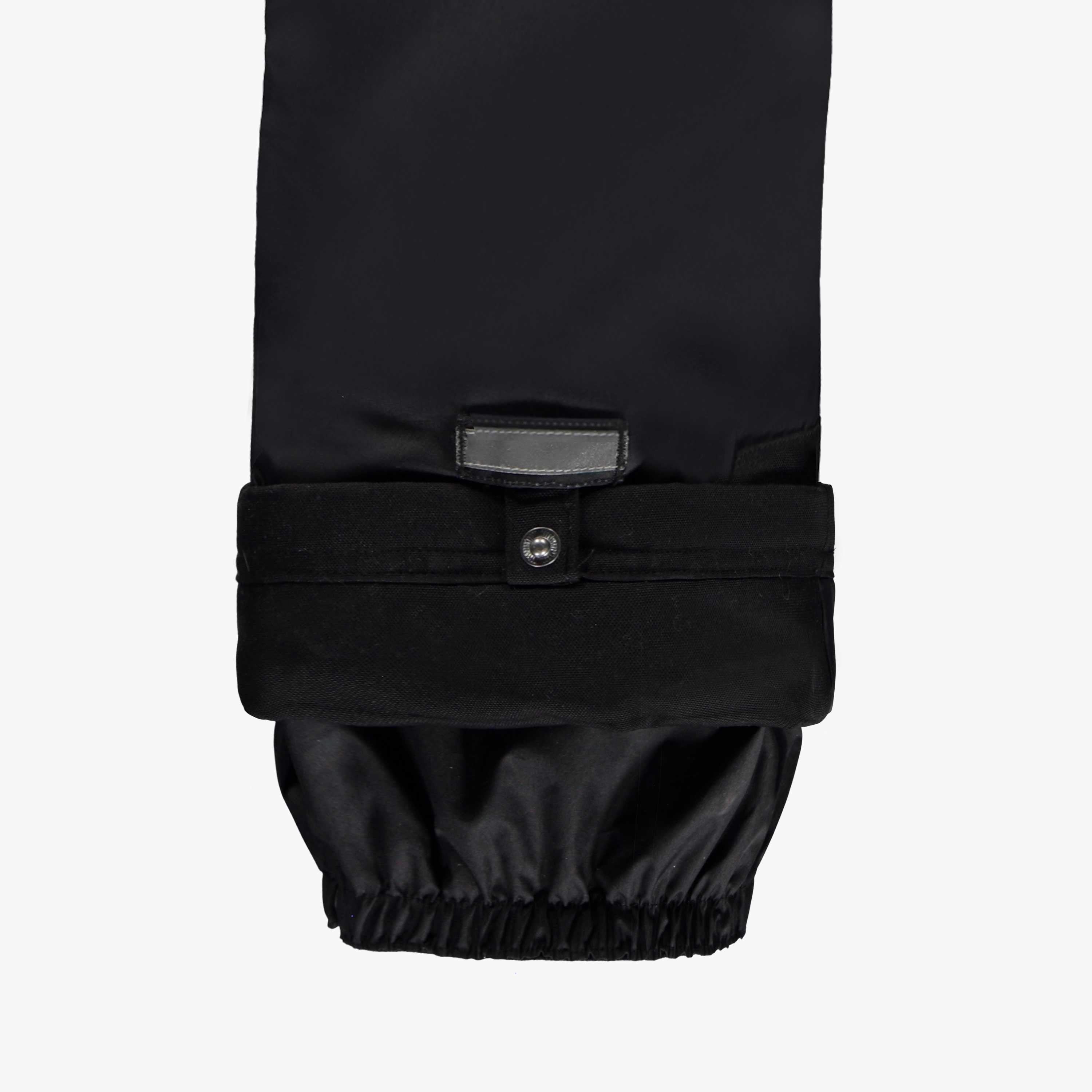 Zoom détails de la salopette d’hiver noire, enfant