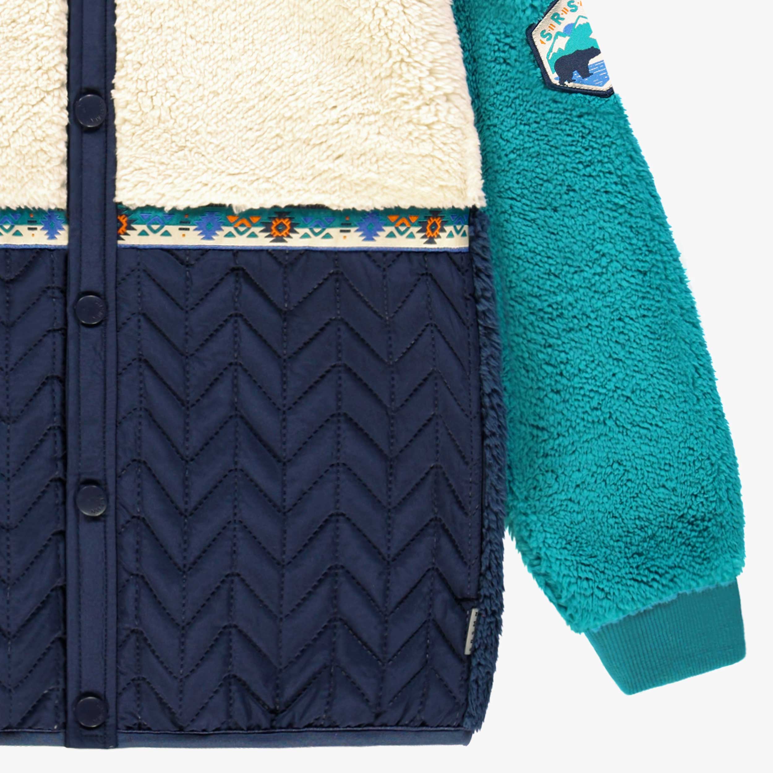 Zoom détails de la veste bleue en peluche, enfant