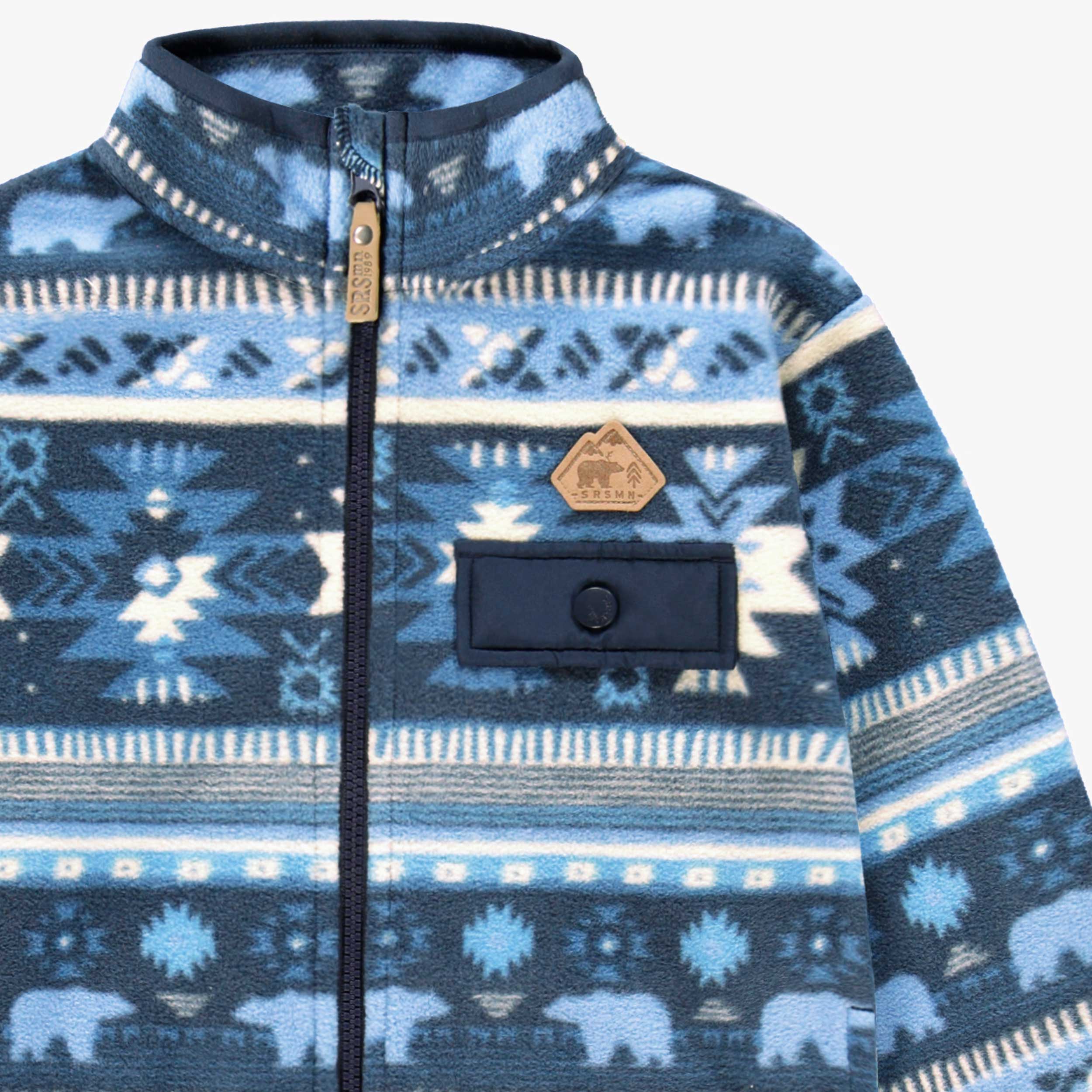 Zoom détails de la veste bleue en polar avec motifs, enfant