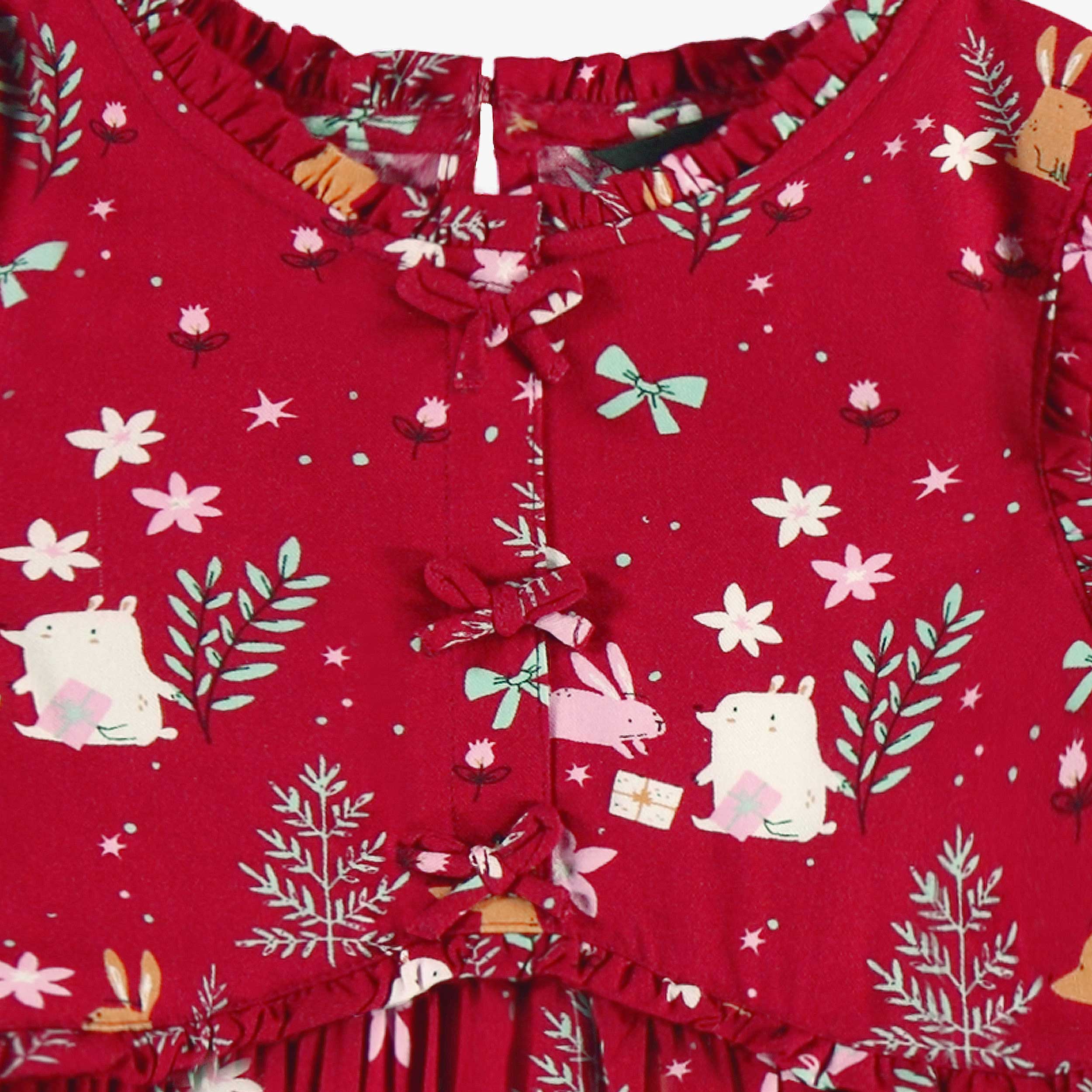 Zoom de la robe rouge à motifs festifs, enfant