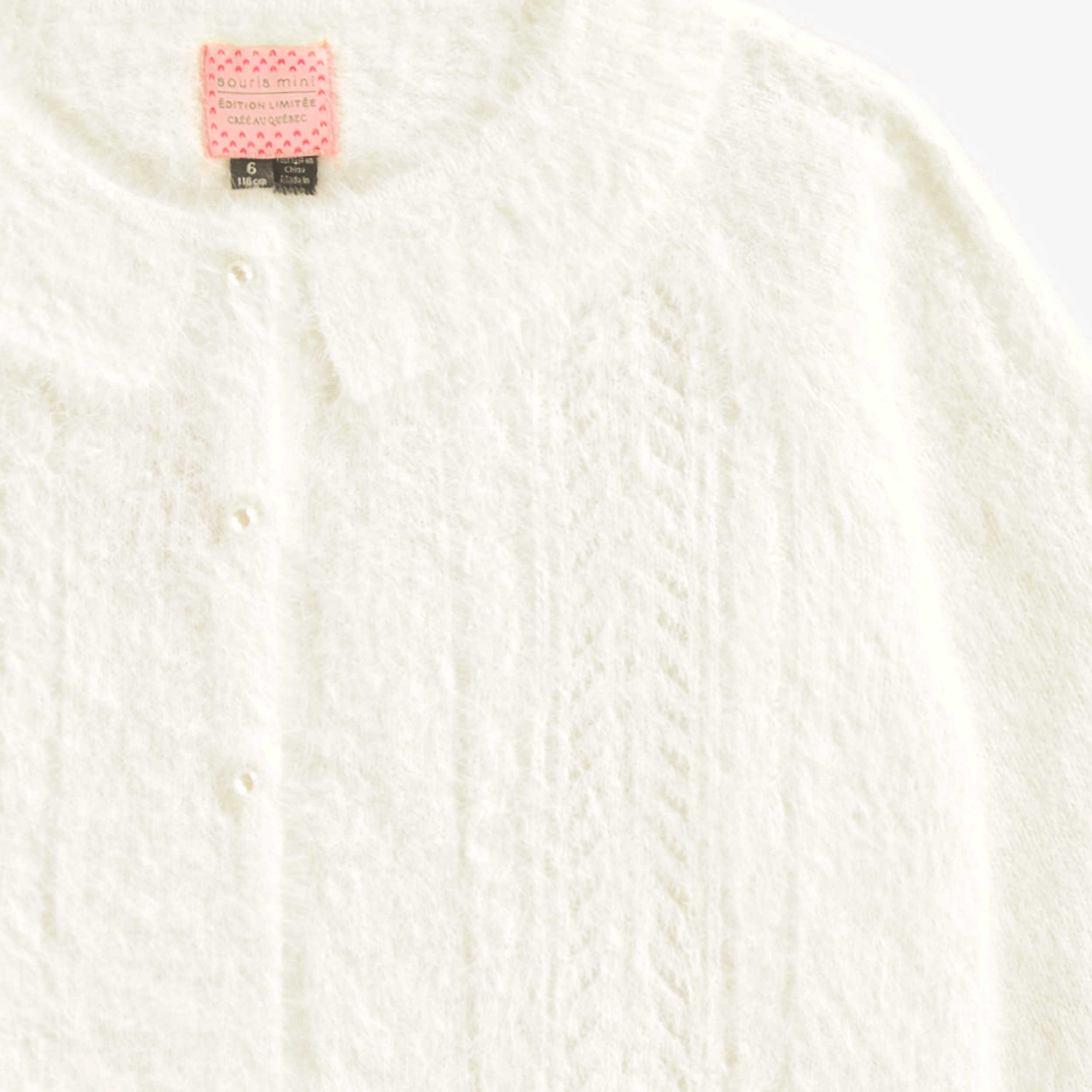 Zoom détails du cardigan blanc pelucheux, enfant