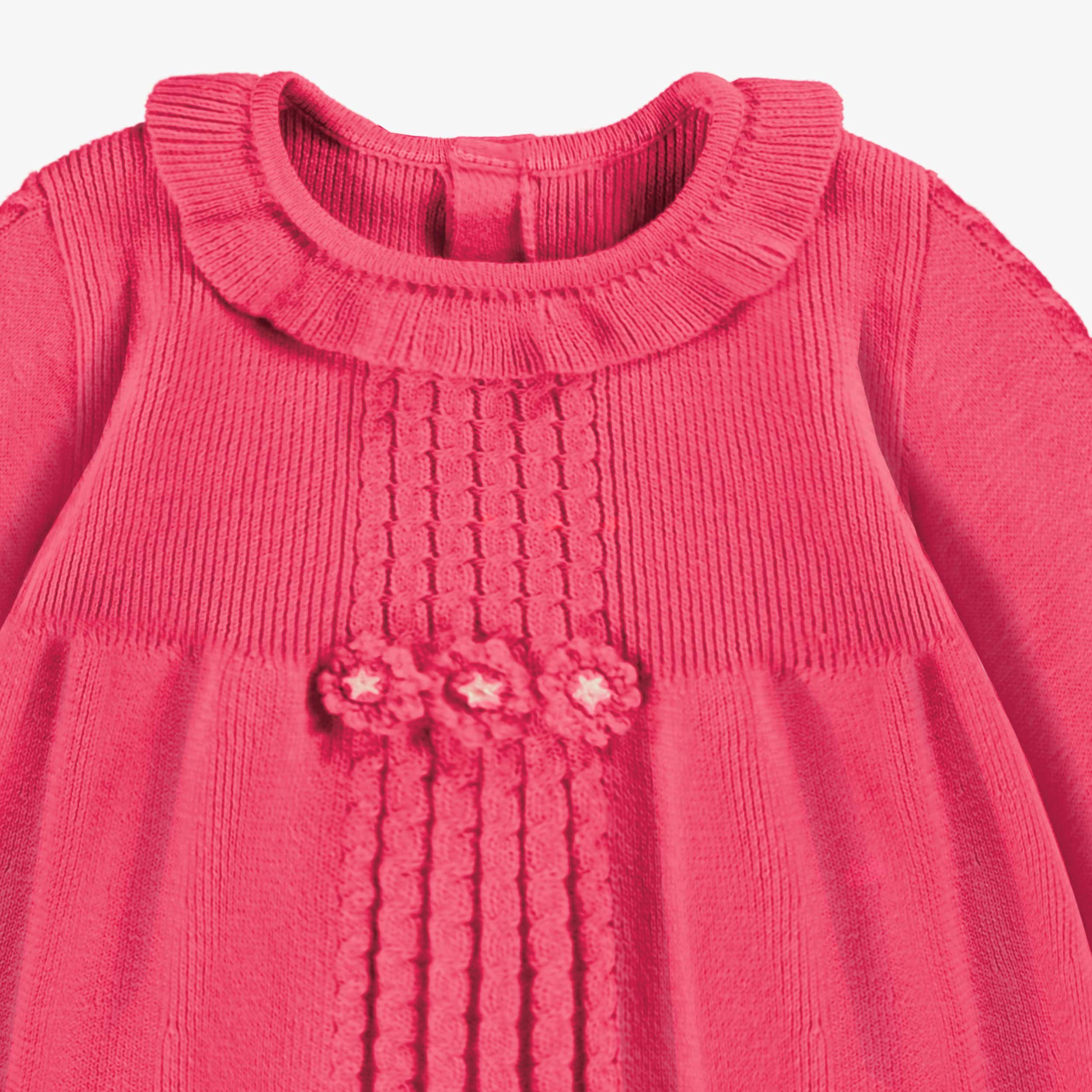 Détails de la robe rose en tricot, naissance