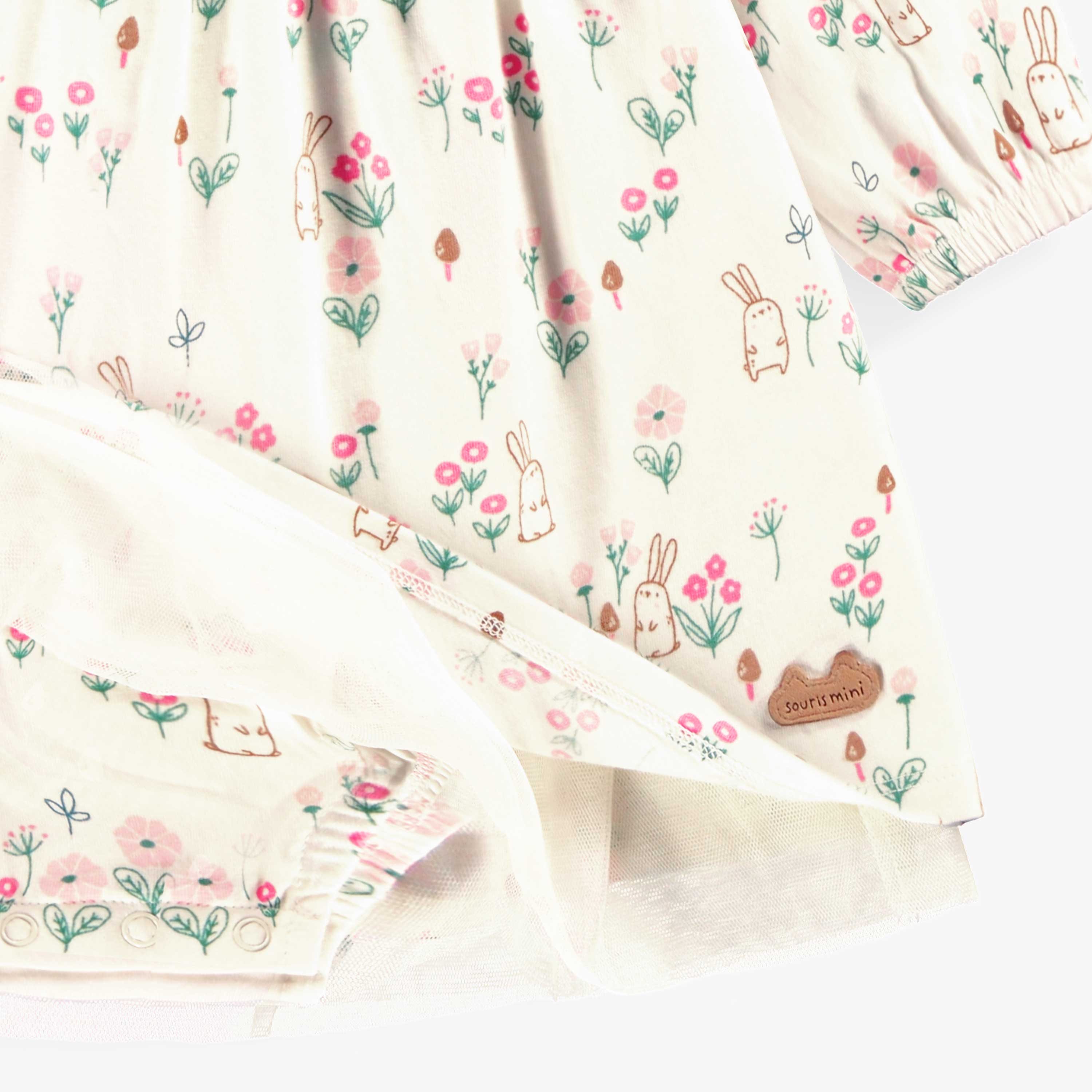 Zoom détails de la robe crème à motifs, naissance