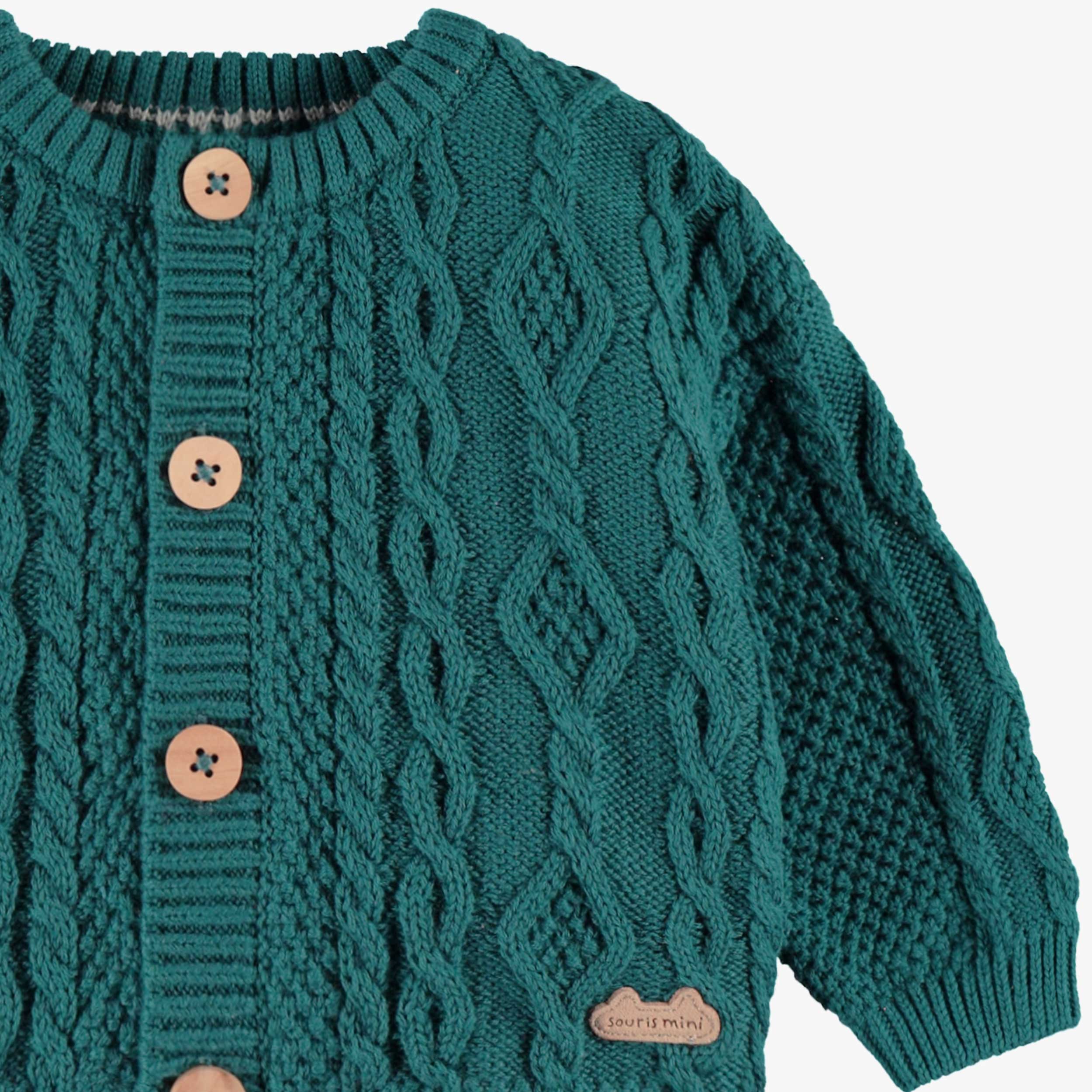 Zoom des détails du cardigan bleu sarcelle en tricot, naissance