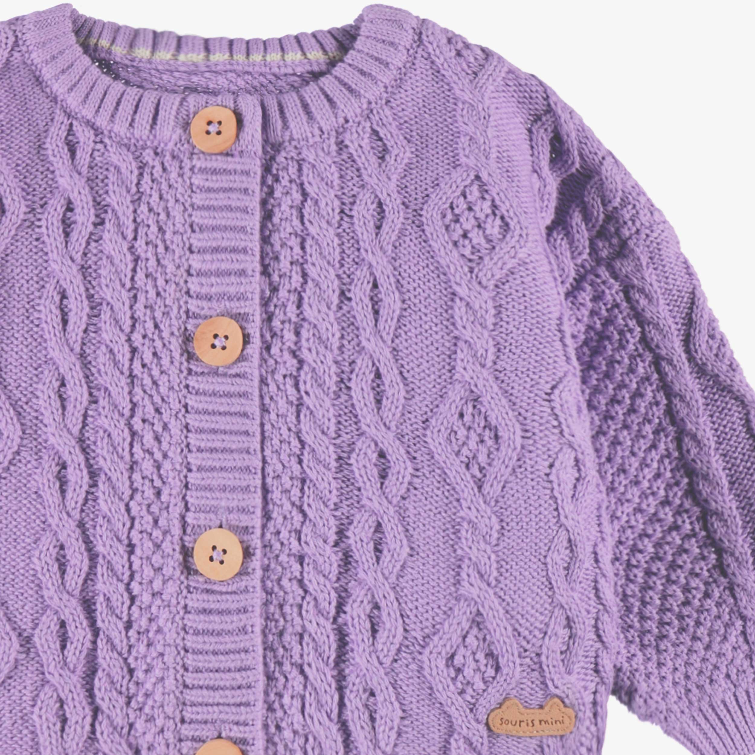 Zoom détails du cardigan mauve en tricot torsadé, bébé