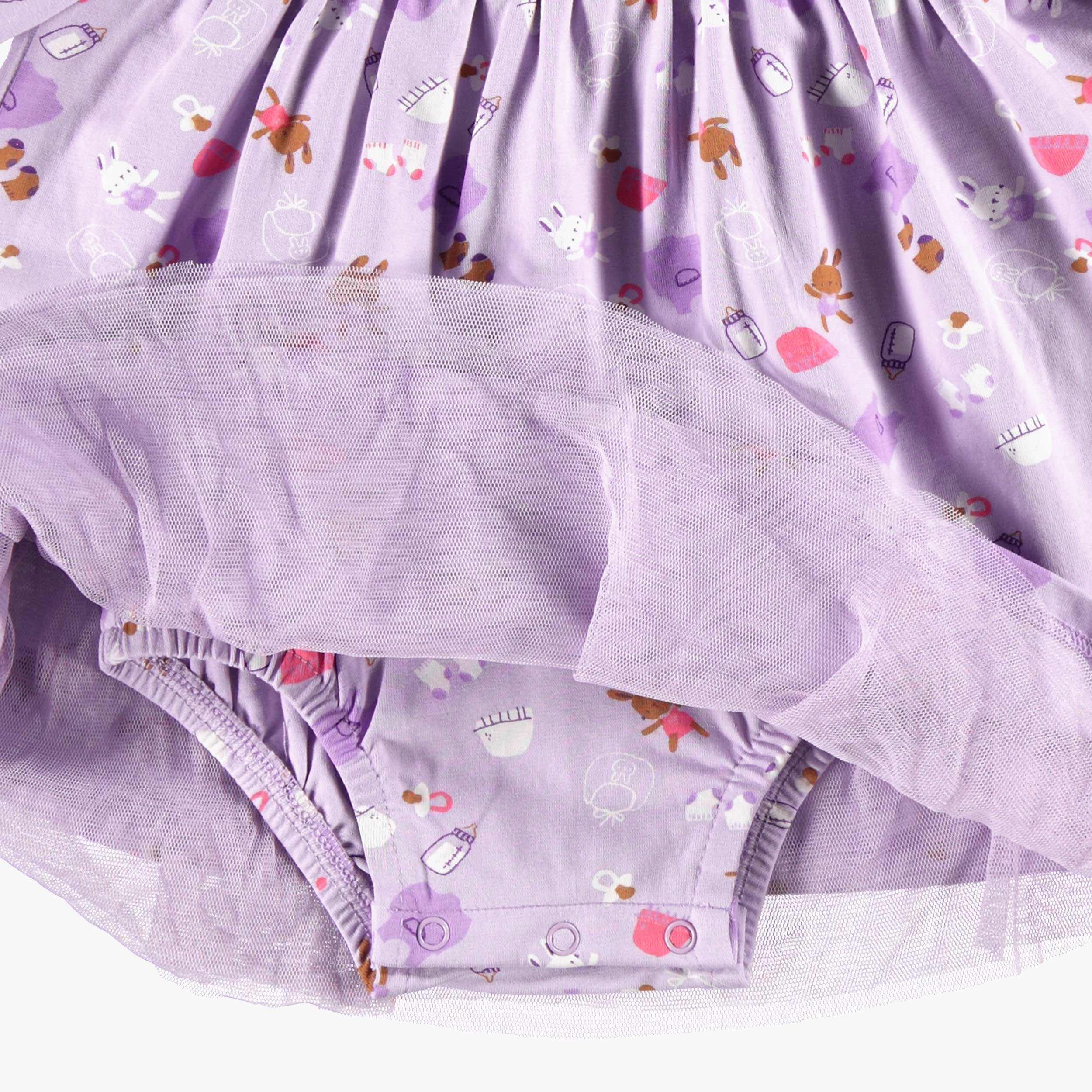 Zoom détails du robe mauve à motifs, naissance