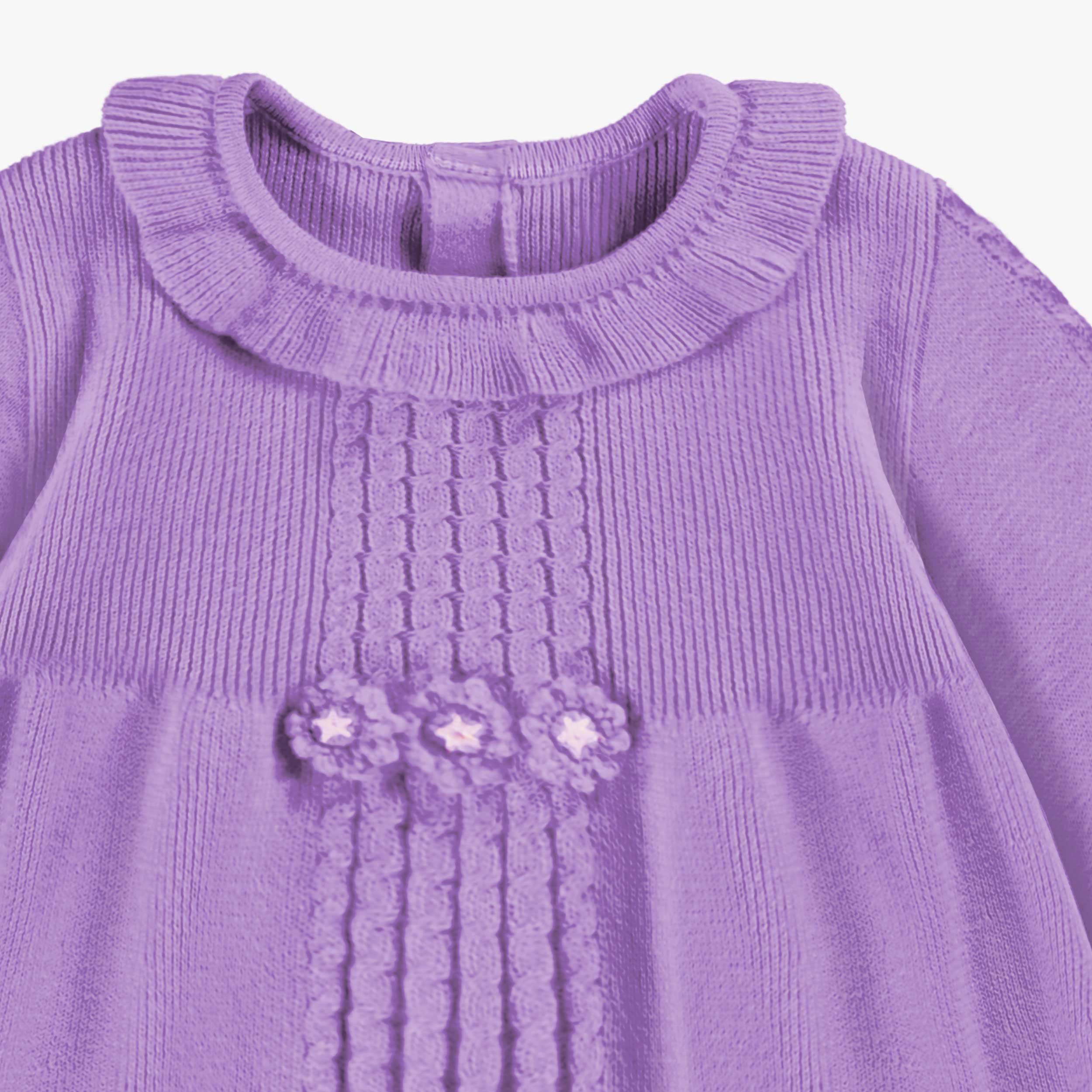 Zoom détails de la robe mauve en tricot, naissance