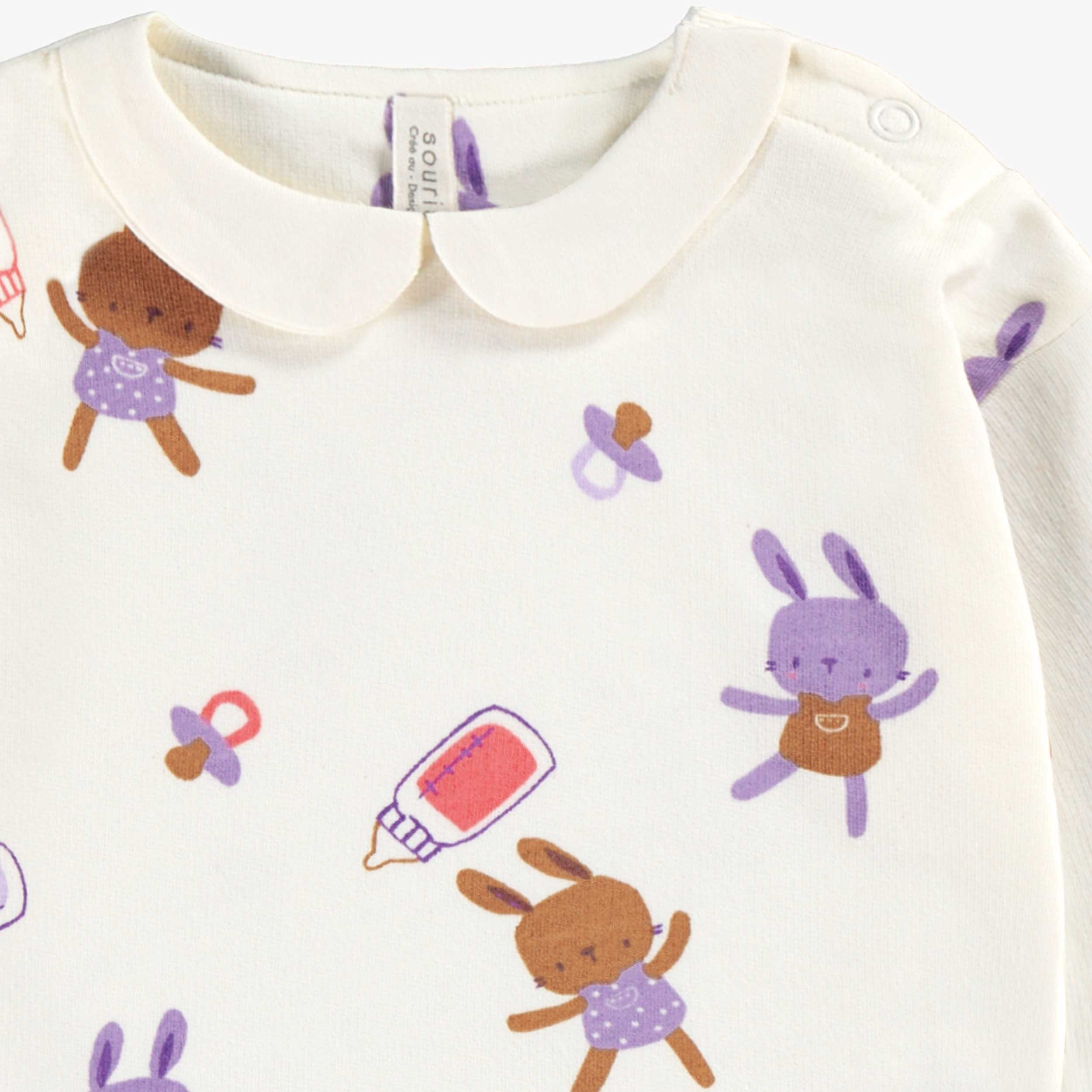 Zoom illustrations du chandail crème à motifs, naissance