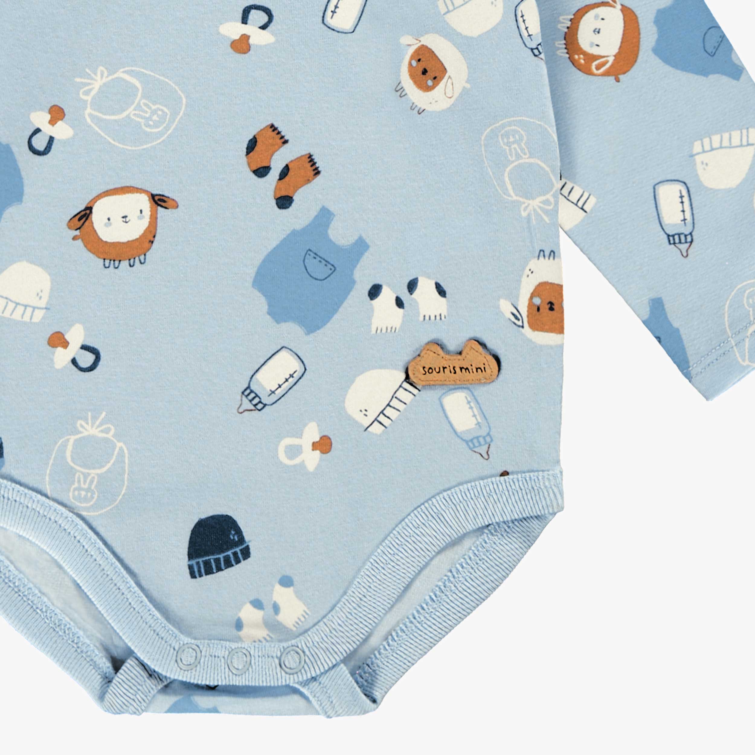 Zoom imprimés du cache-couche bleu à motifs, naissance