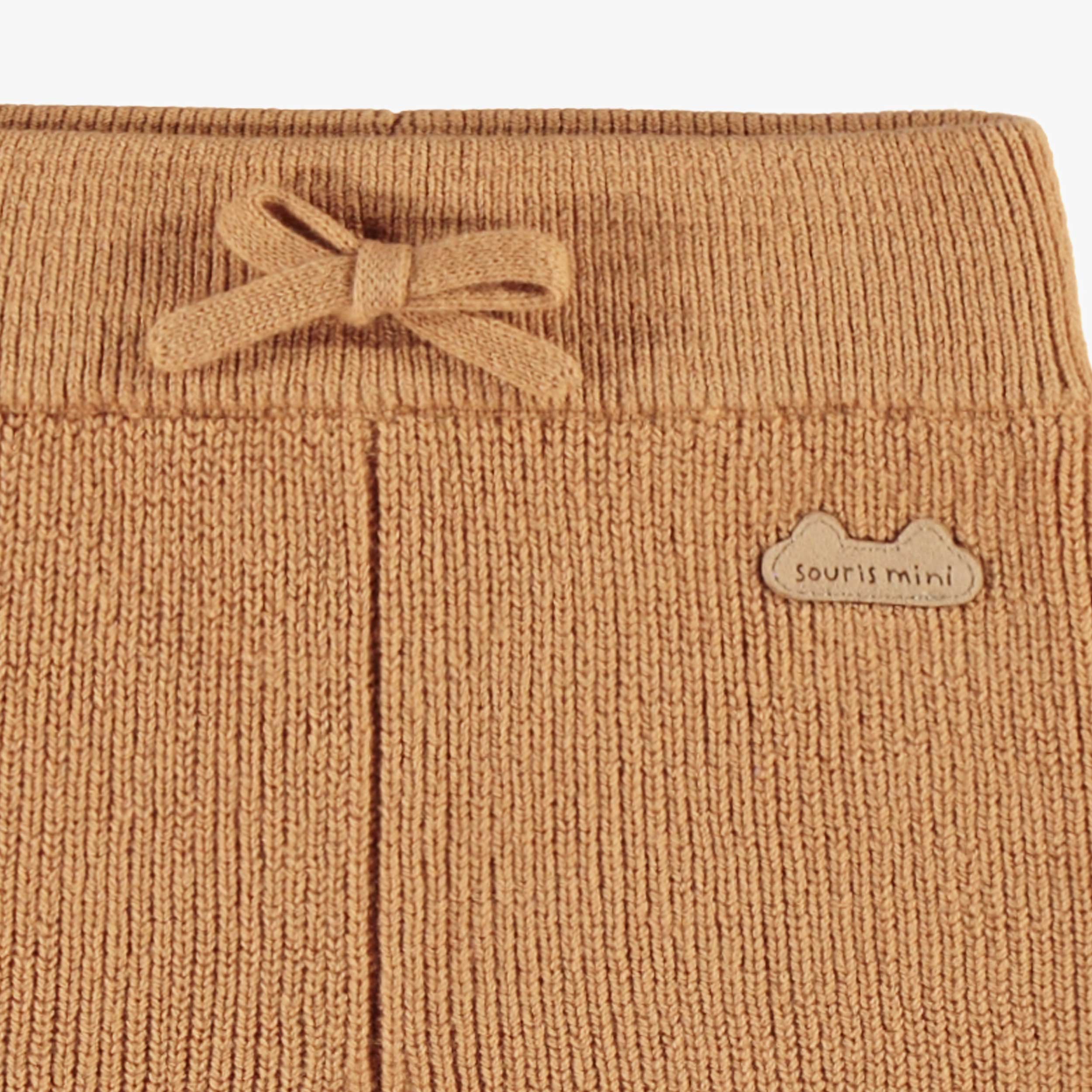 Zoom détails du pantalon beige en tricot, naissance