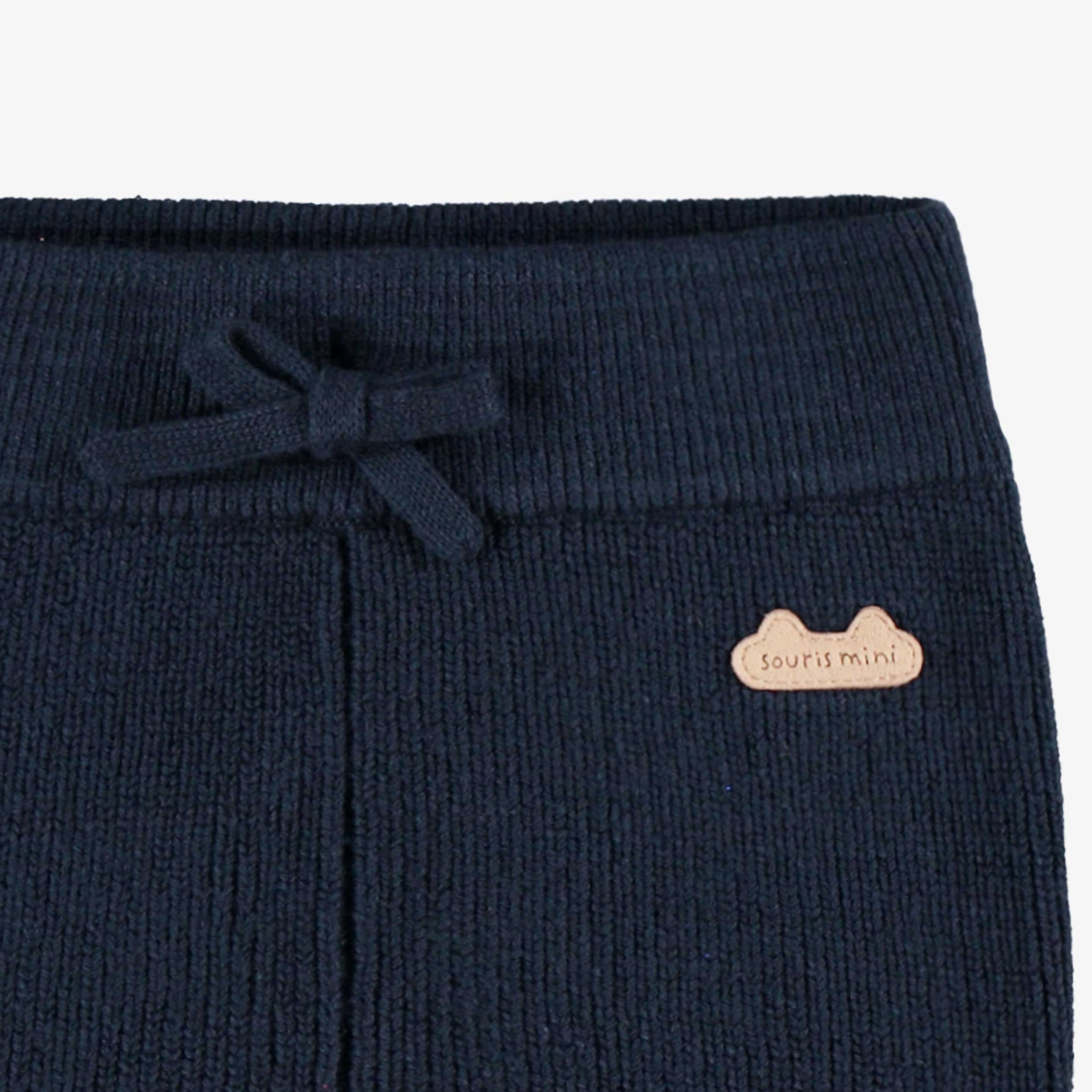 Zoom détails du pantalon bleu marine en tricot, naissance