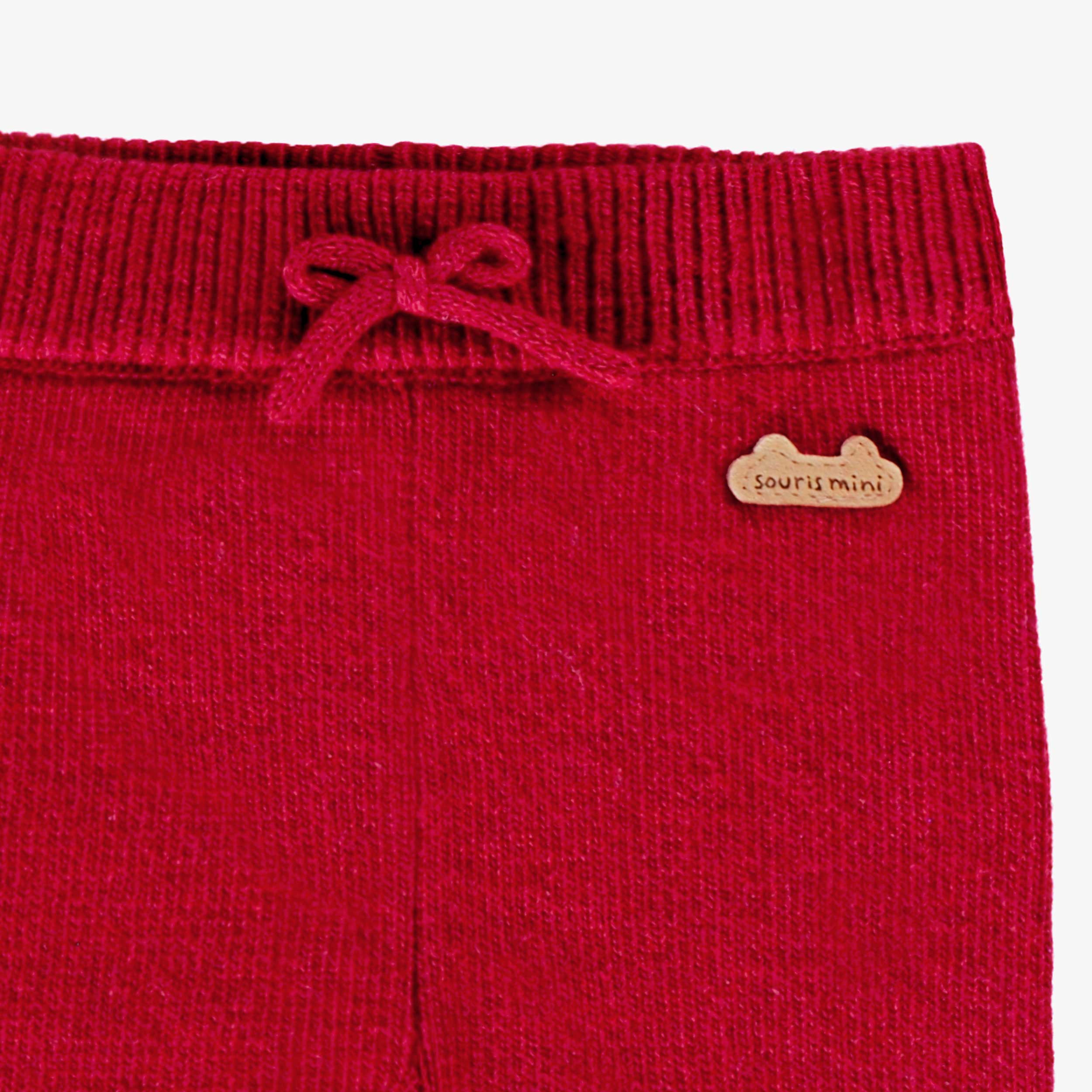 Zoom détails du pantalon rouge en tricot, naissance