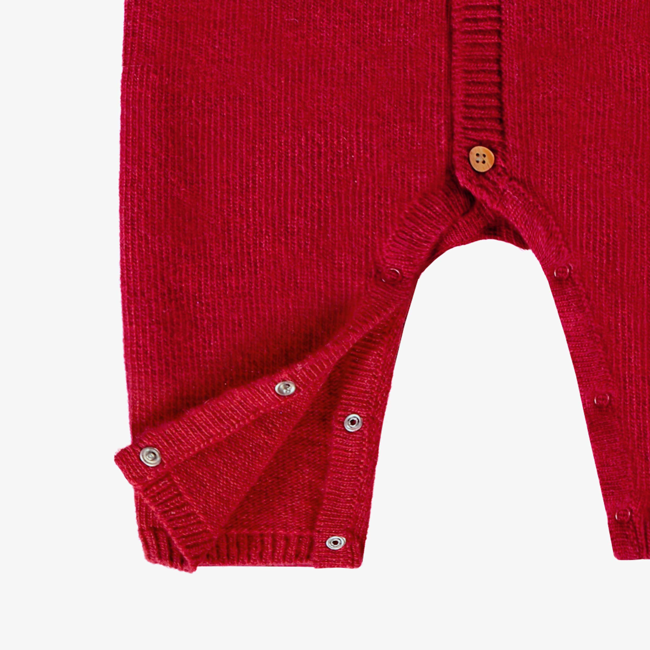 Zoom détails de l'une pièce rouge en tricot avec motifs jacquard, naissance