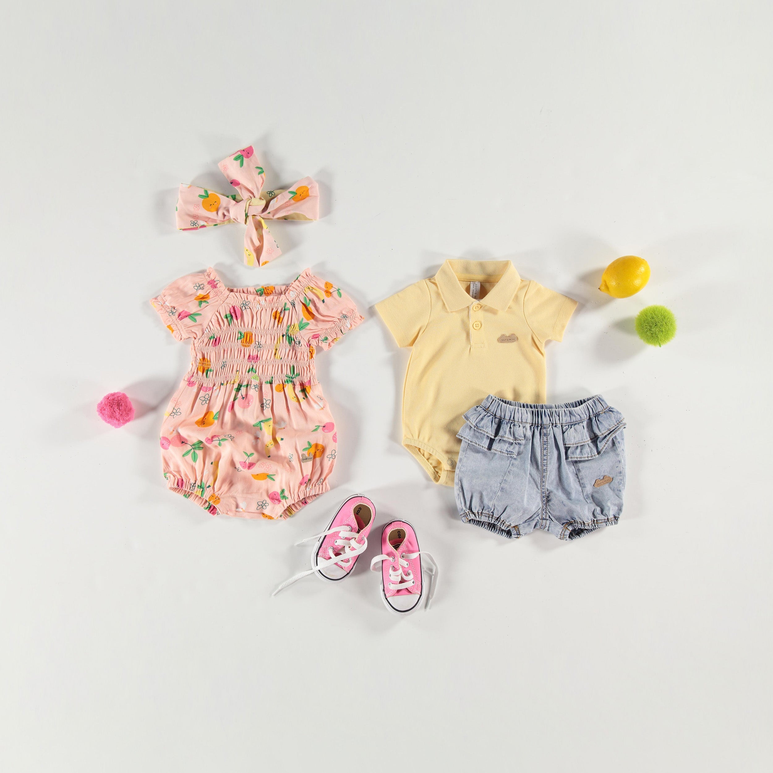 Look du short en denim bleu pâle avec volants, naissance