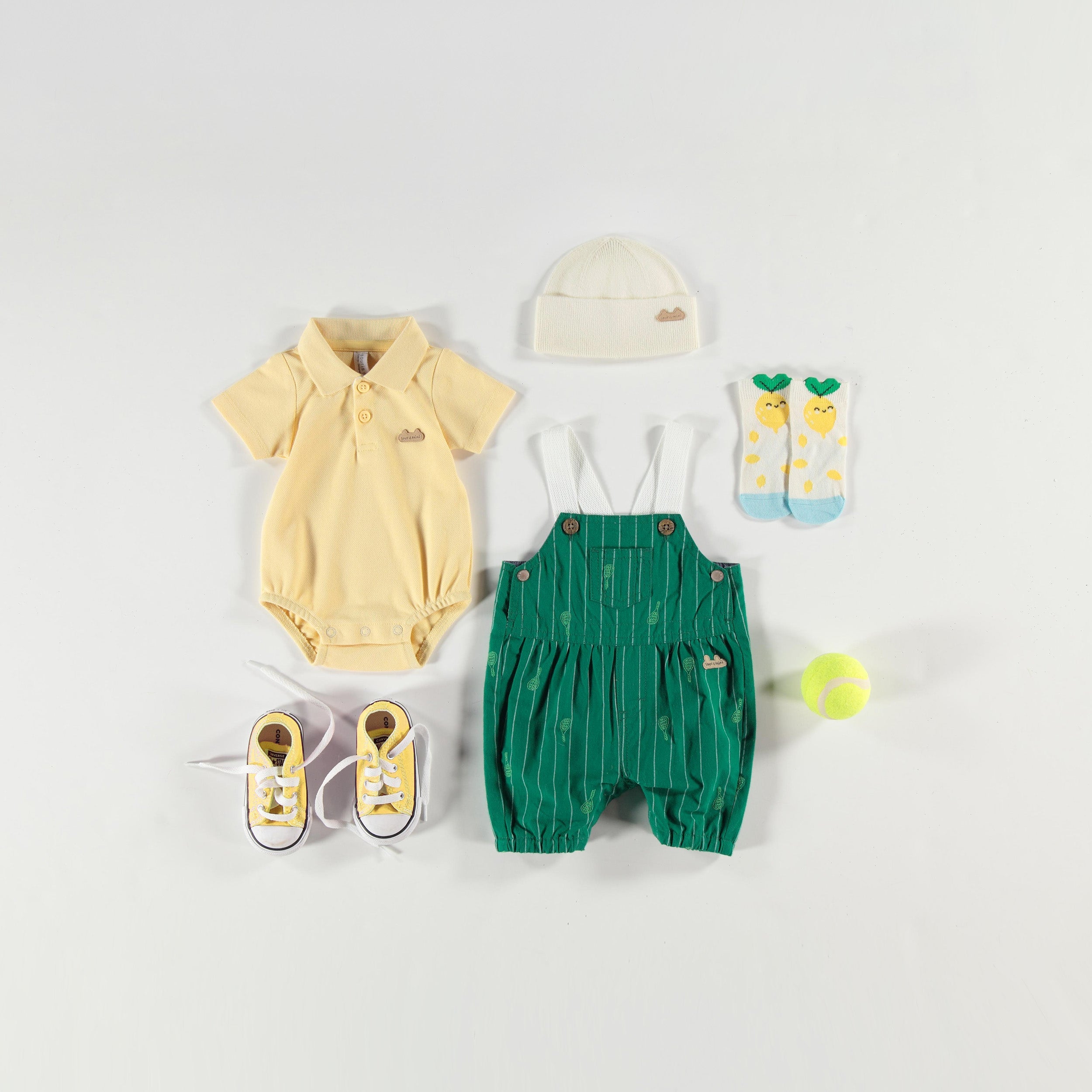 Look de la salopette verte à rayures et motifs, naissance