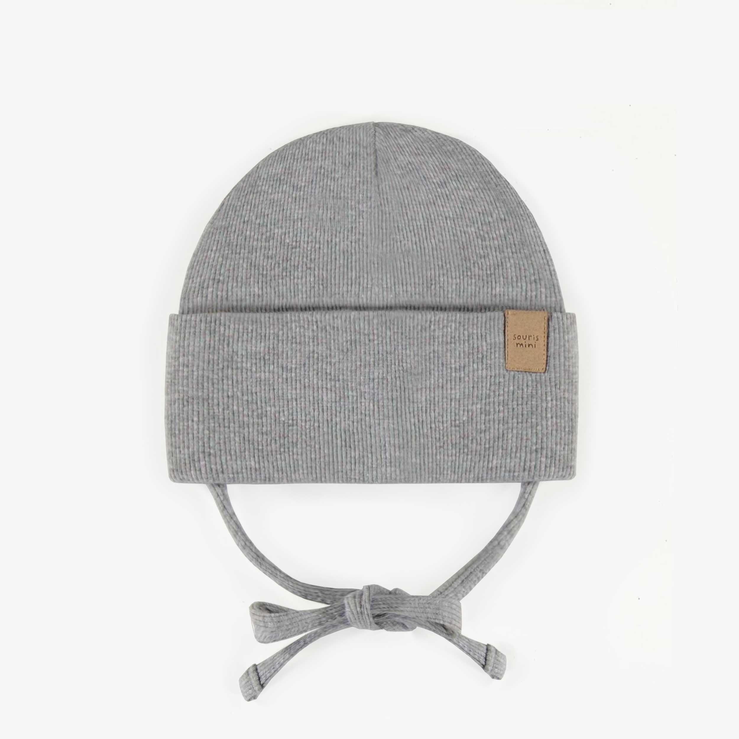 Chapeau gris d’extérieur avec cordons en tricot côtelé, bébé