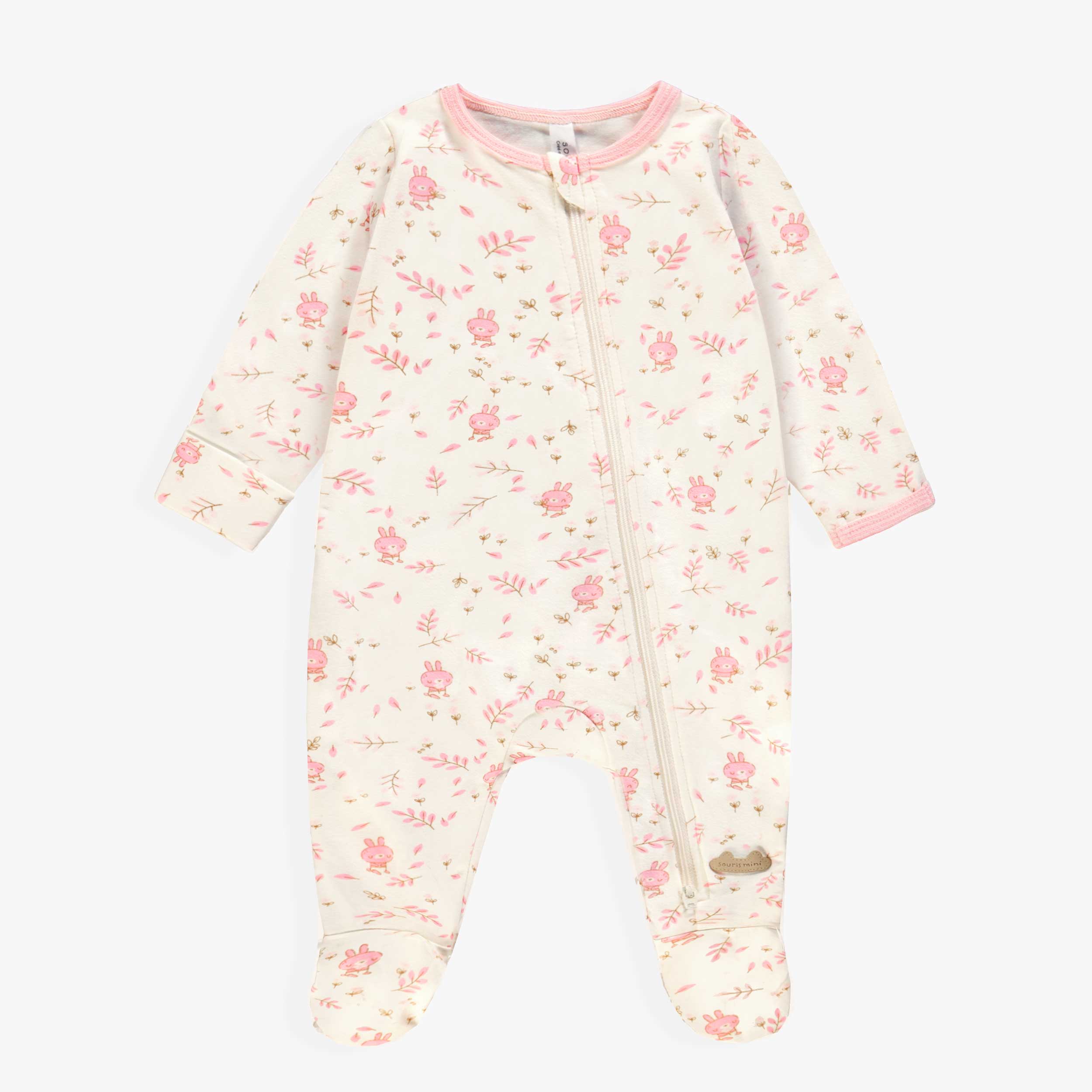 Pyjama de l’ensemble pyjama, bavoir et chapeau crème et rose, naissance
