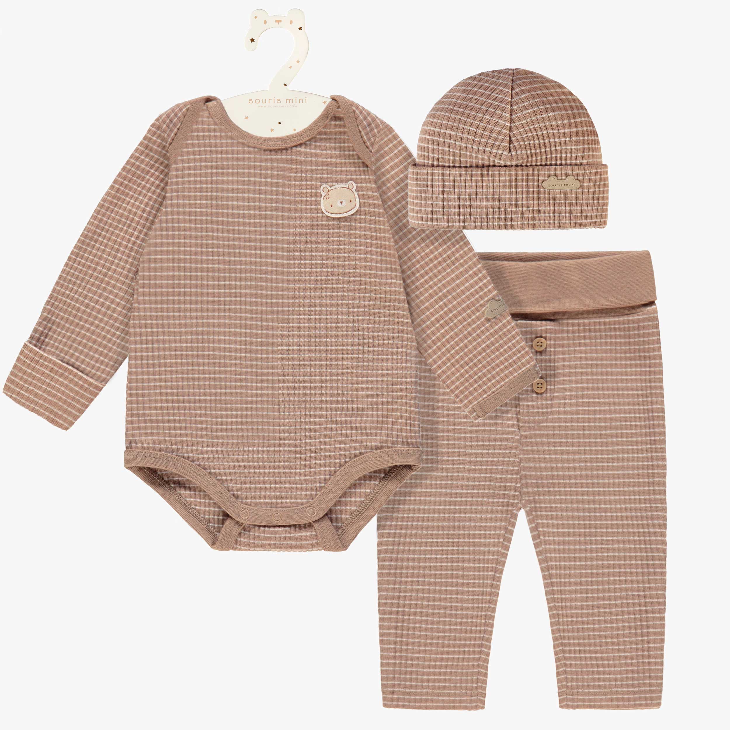 L’ensemble cache-couche, pantalon et bonnet beige, naissance
